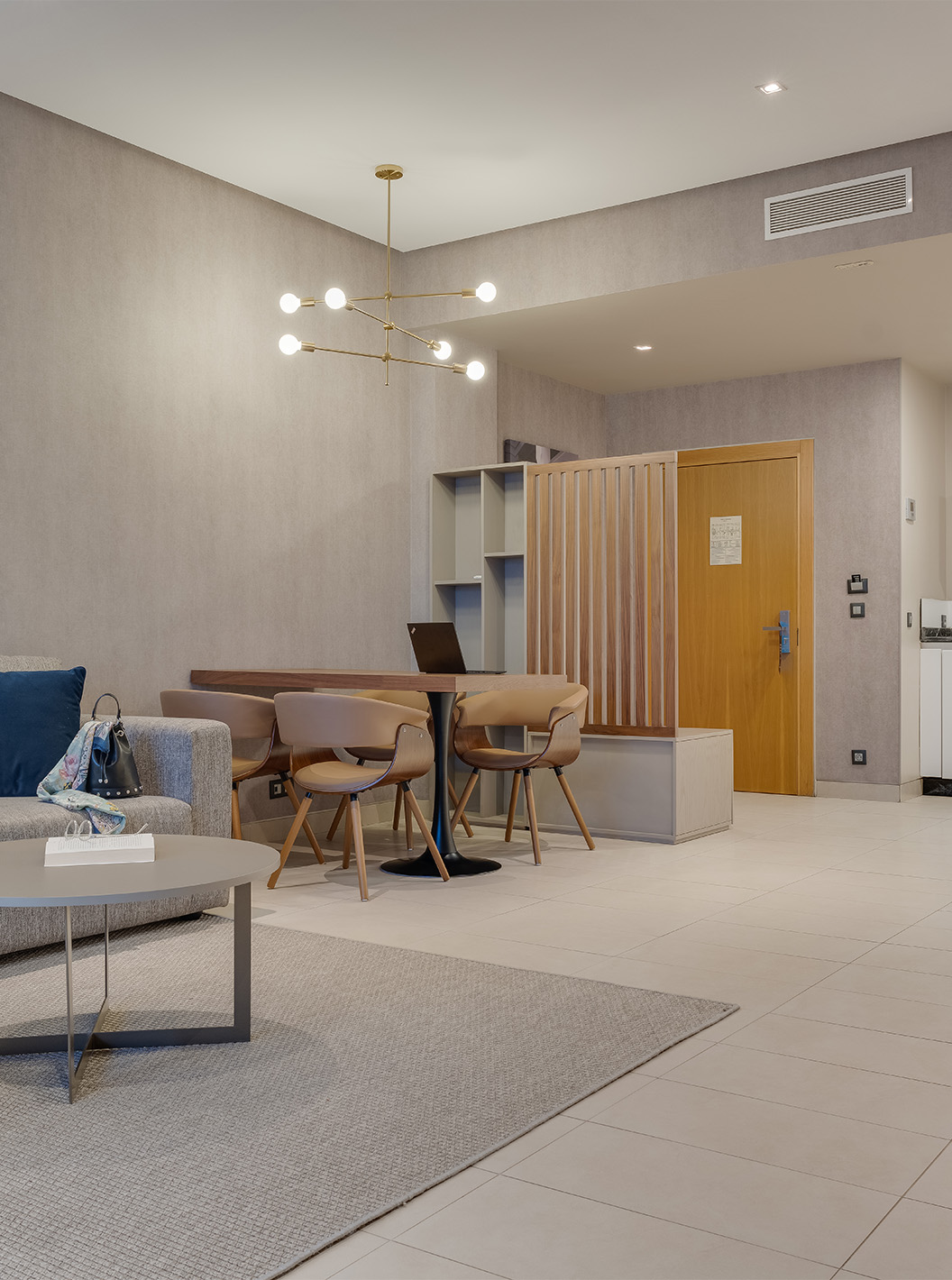 La Family Suite Premium Superior del Pestana Casablanca tiene sala espaciosa con sofá, tv y kitchenette