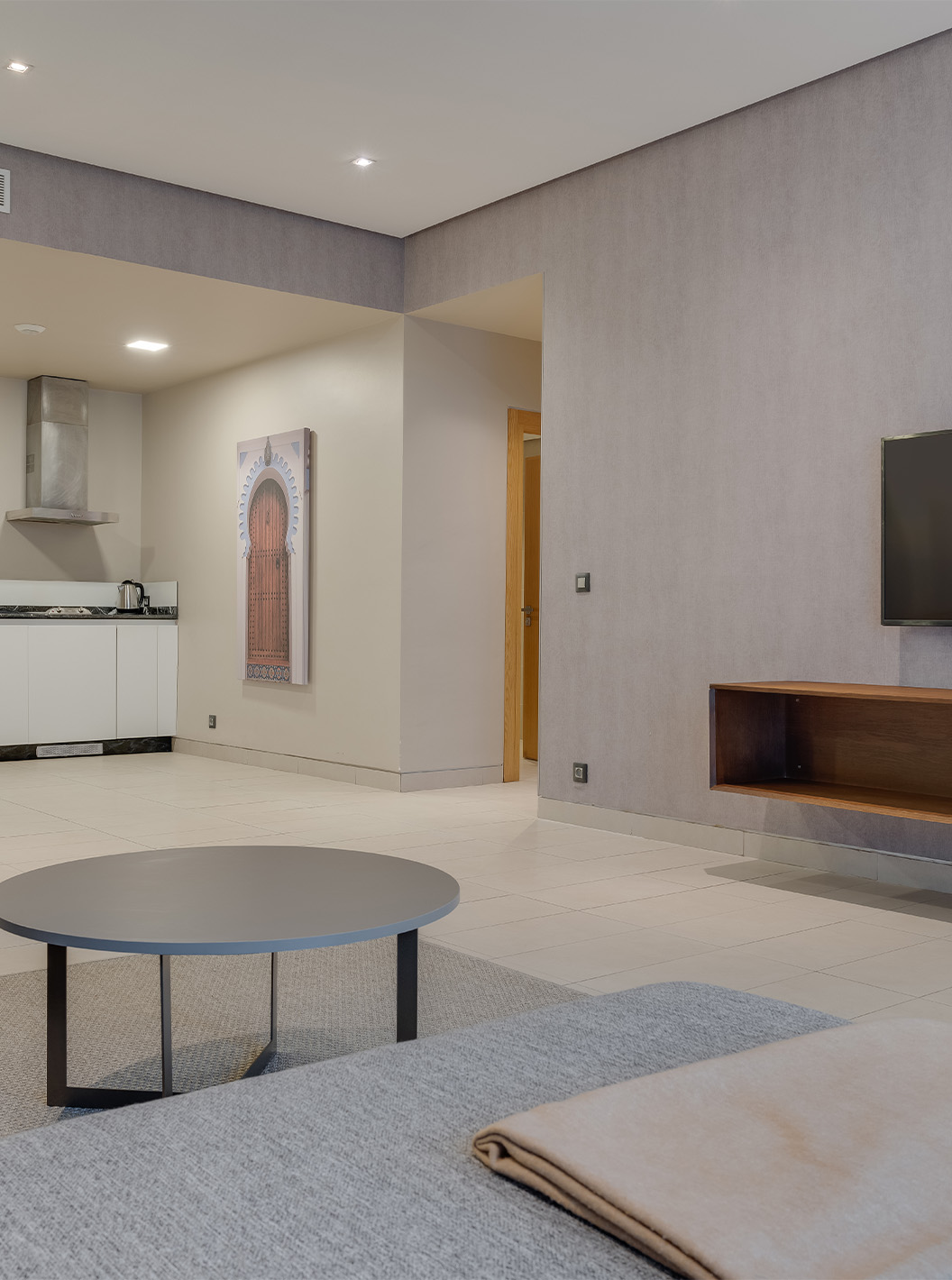 La Suite Familiar del Pestana Casablanca tiene sala amplia con sofá, televisión satélite, mesa de comida y kitchenette