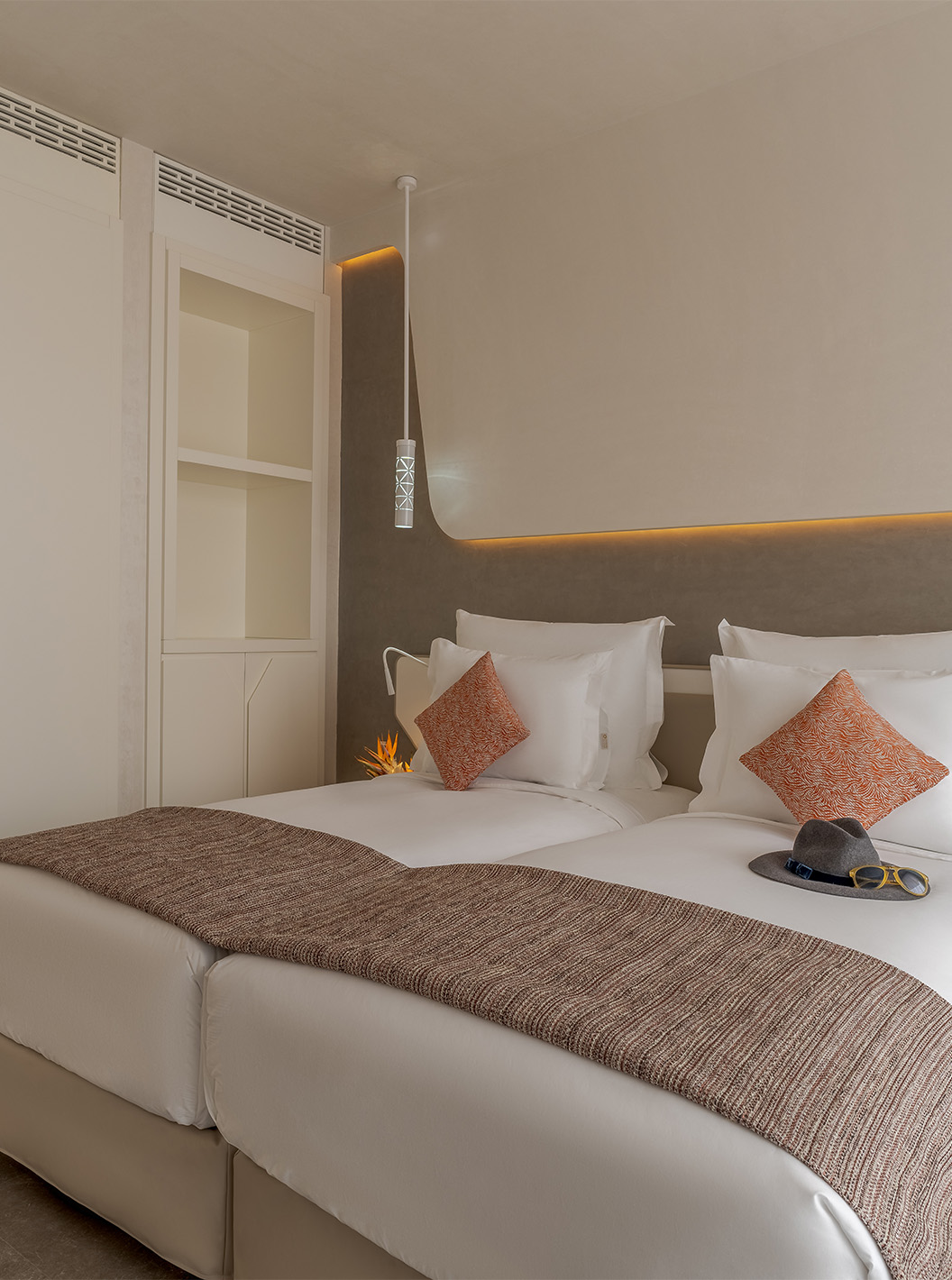 La Suite CR7 Avenue del Pestana CR7 Marrakech tiene un cuarto con dos camas individuales, mesas de noche y armarios