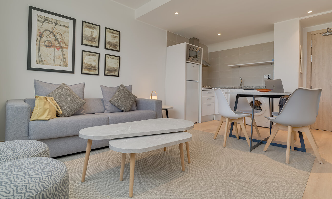 La Suite Familiar del Pestana Tanger City Center cuenta con una sala de estar con sofá y kitchenette con mesa de comidas