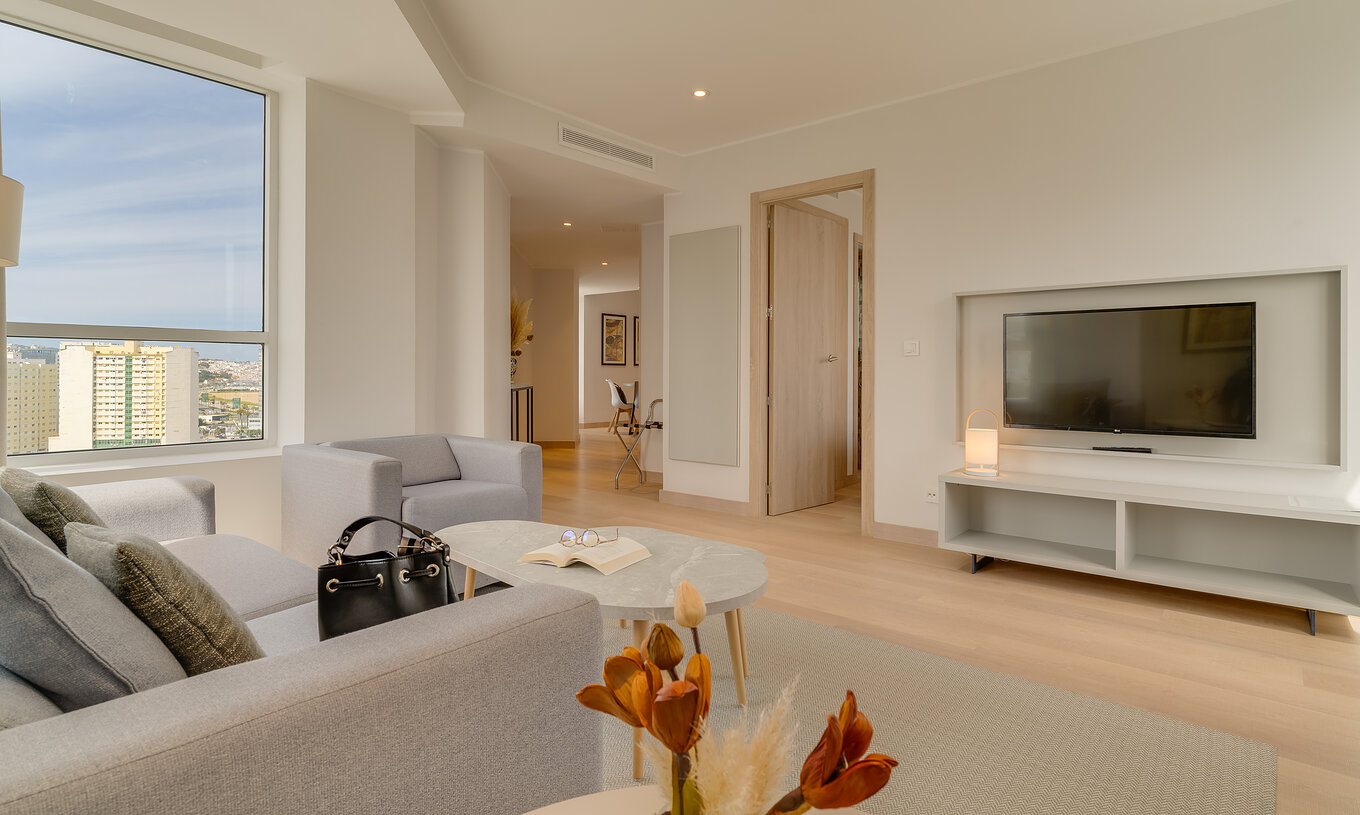 La Suite Premium del Pestana Tanger City Center cuenta con una sala de estar con sofá, televisión y un sillón