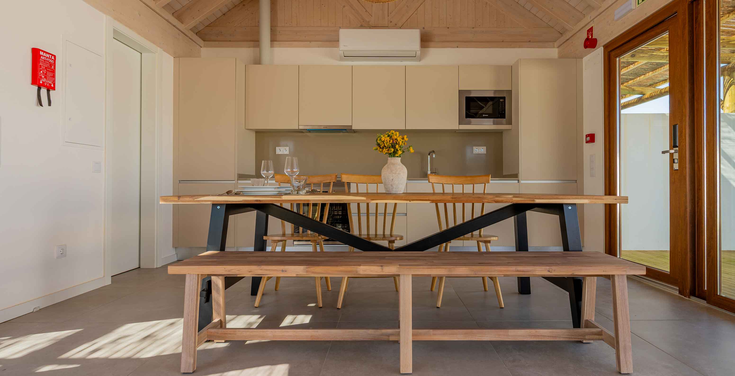 La Premium Green Villa de Pestana Comporta Village Residences tiene una cocina equipada, aire acondicionado y una mesa