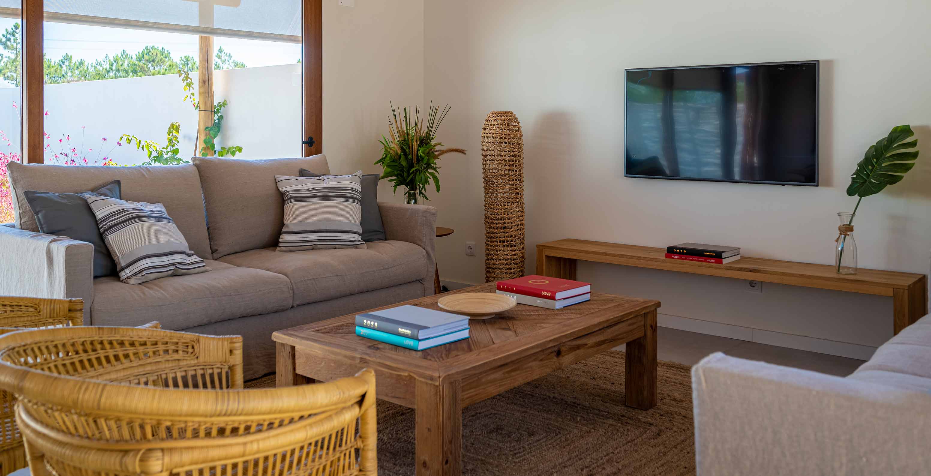 La Standard Green Villa de Pestana Comporta Village Residences tiene una sala de estar con sofá y TV en la pared