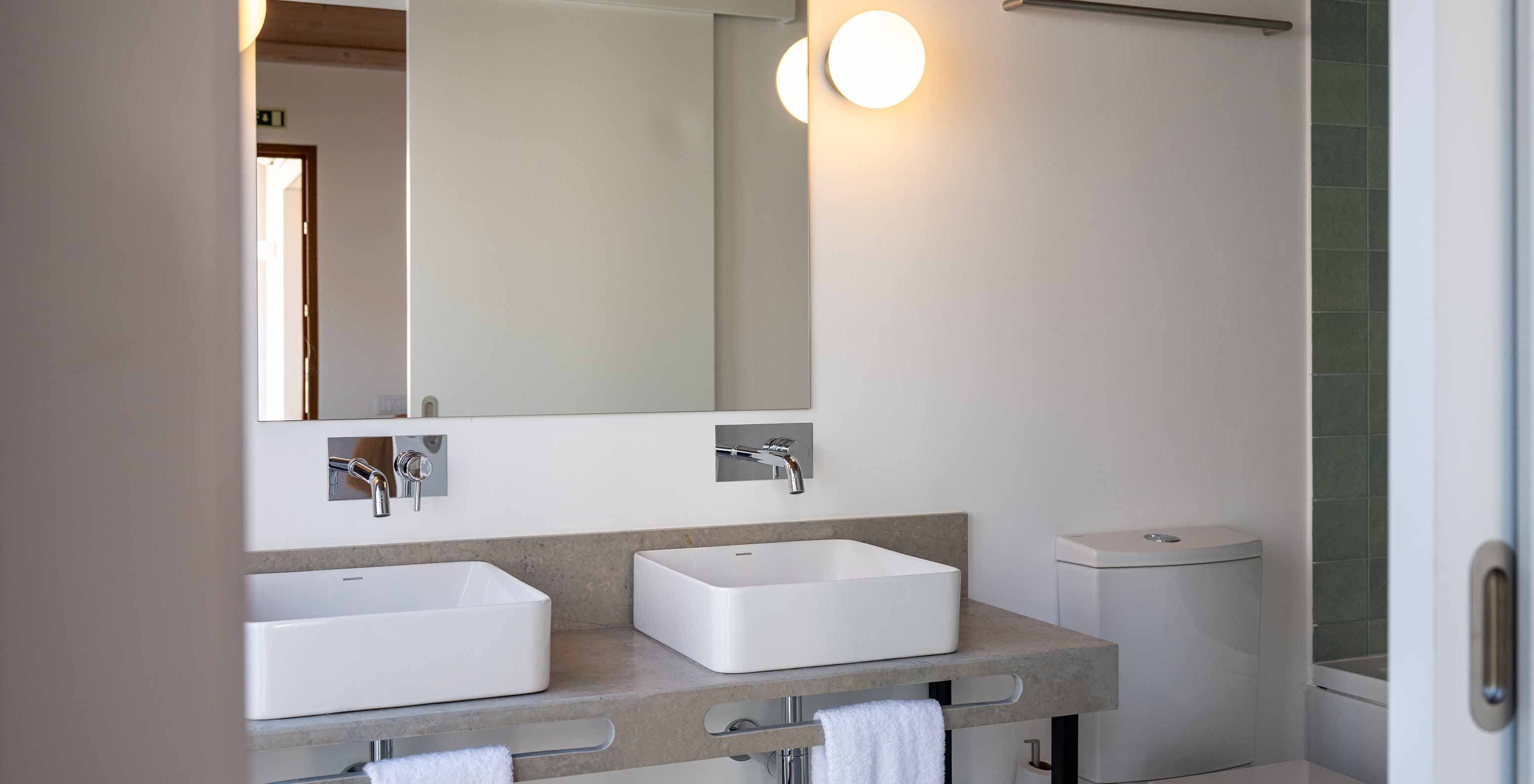 La Superior Villa de Pestana Comporta Village Residences tiene un baño con dos lavabos y un espejo