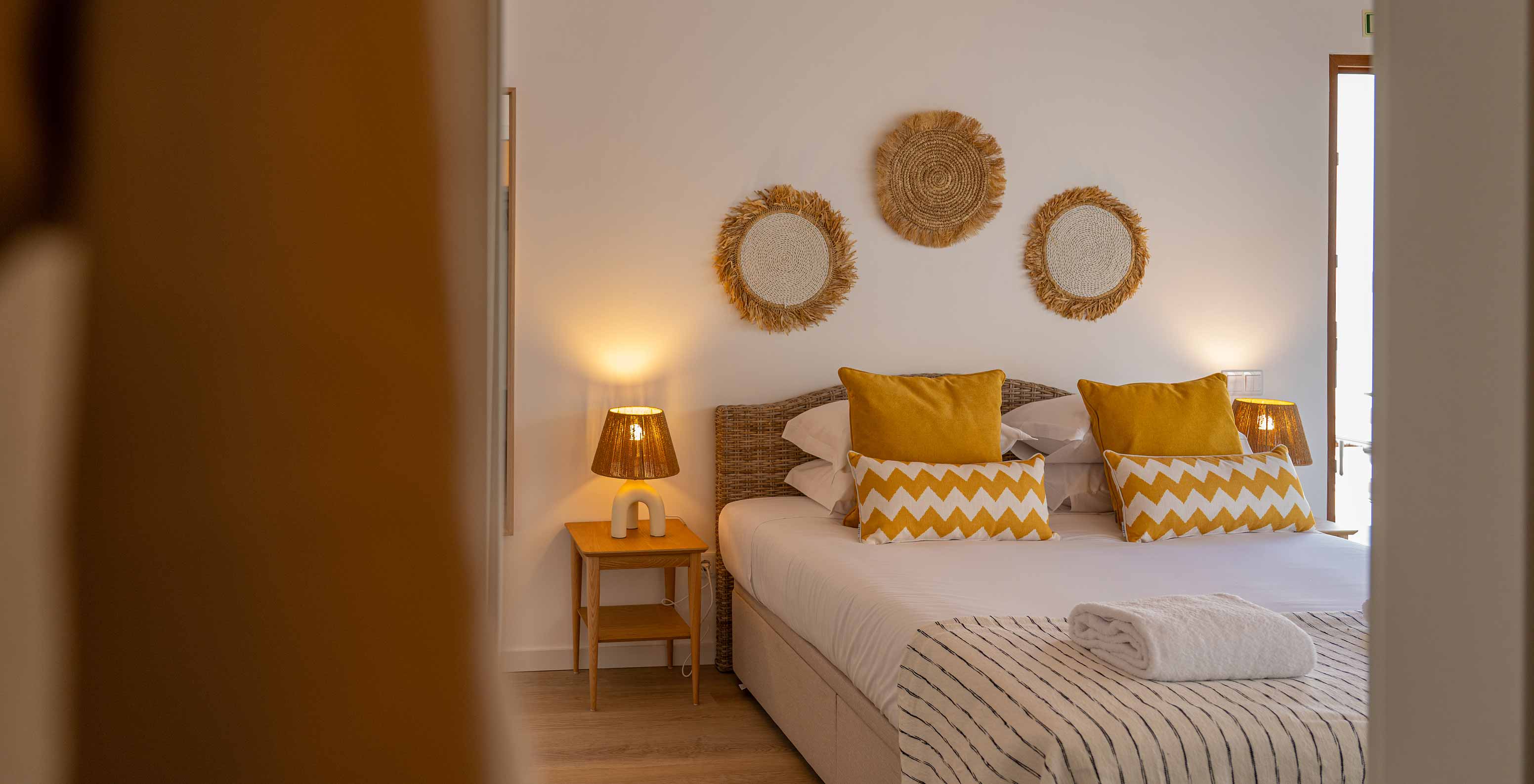 La Superior Villa de Pestana Comporta Village Residences tiene un dormitorio con cama doble y almohadas amarillas