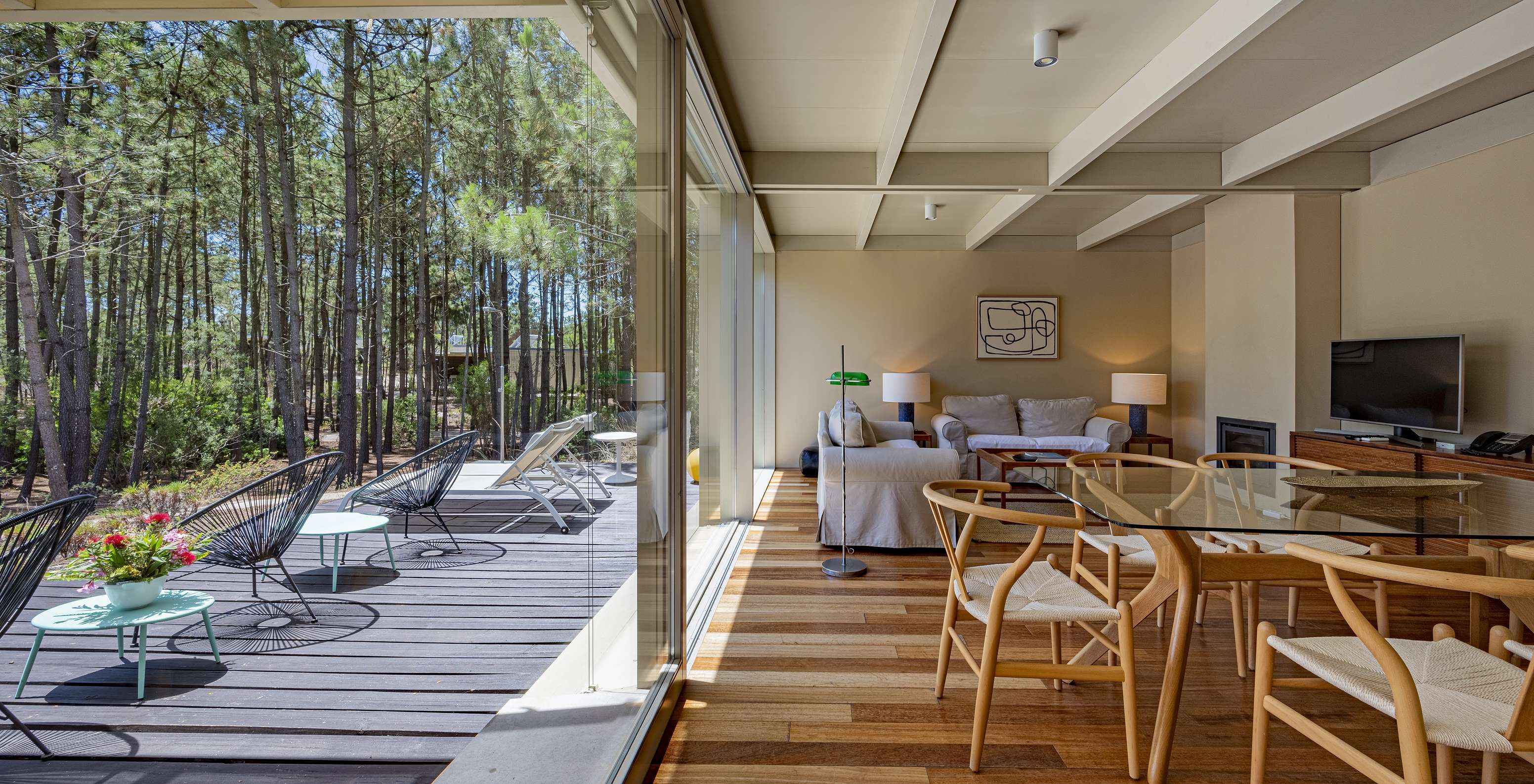 La Townhouse del Pestana Tróia Eco Resort tiene una sala con sofás y mesas y conexión al deck exterior