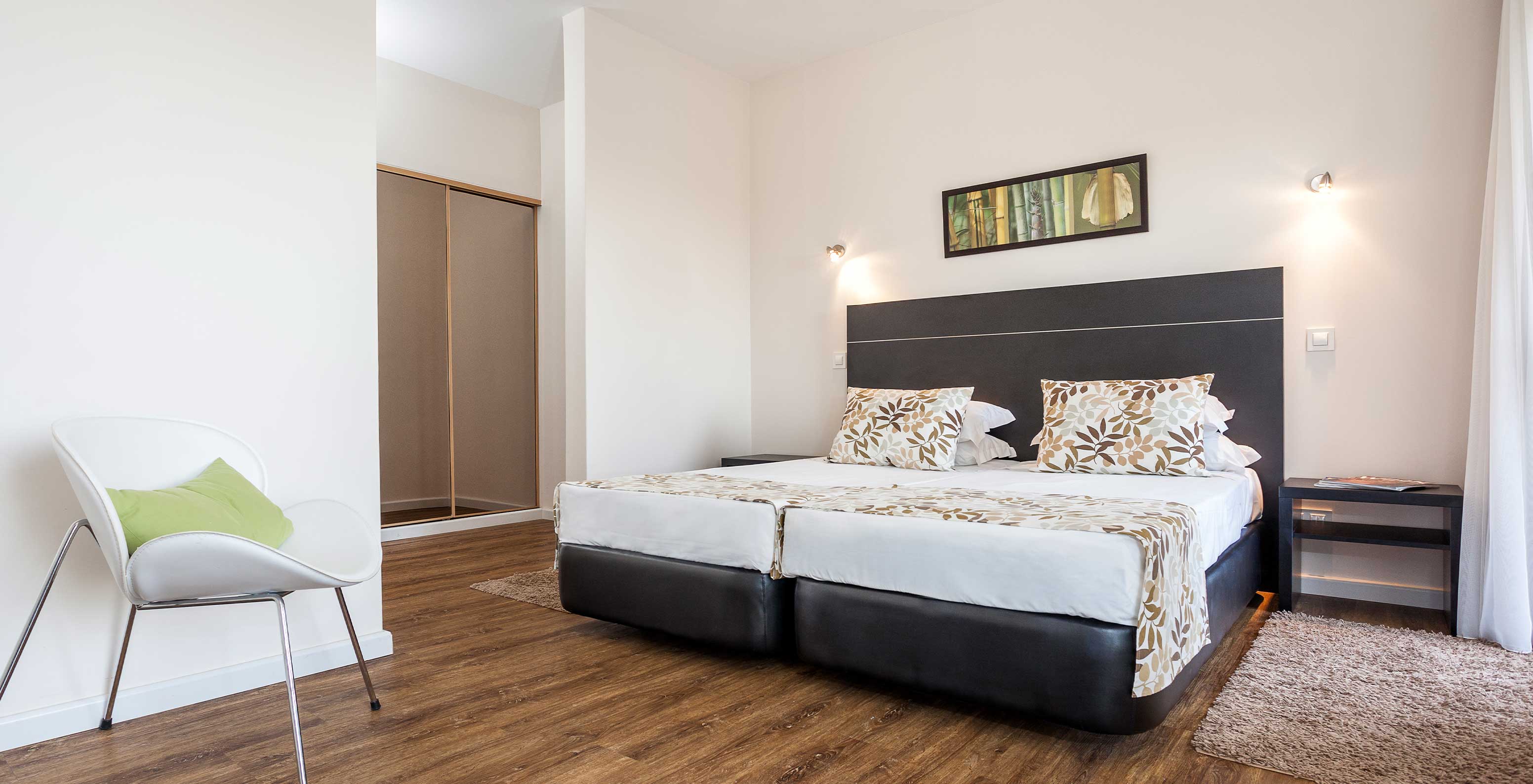 El Apartamento T1 Vista Mar del Pestana Alvor Atlântico tiene cama matrimonial, una silla y un armario