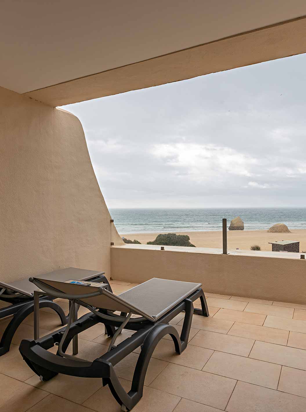 El Cliff Studio en Pestana Alvor Praia tiene un balcón con dos tumbonas y vistas a la playa