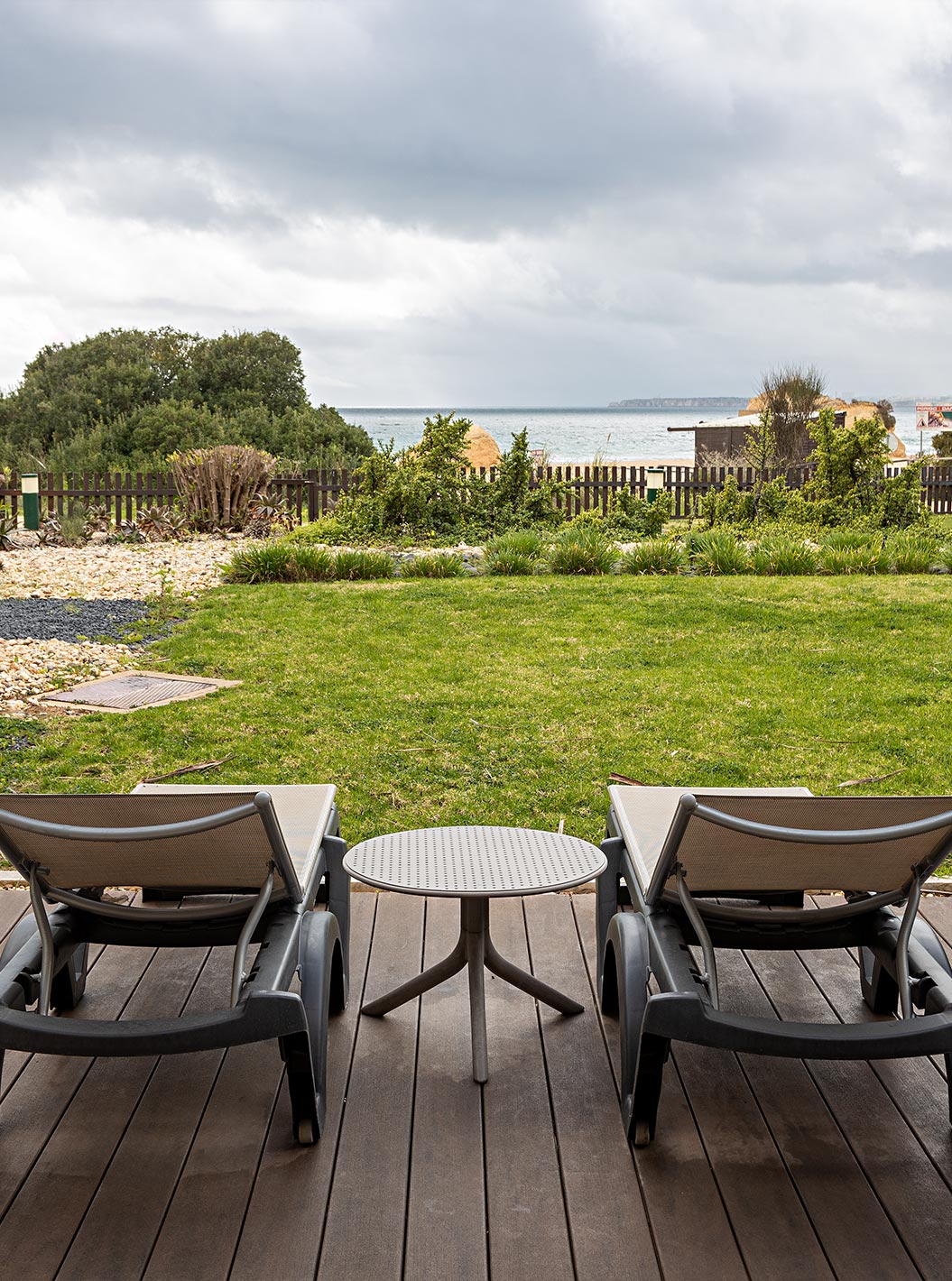 La Cliff Suite T2 en Pestana Alvor Praia tiene un jardín con césped y vegetación, dos tumbonas y vistas a la playa
