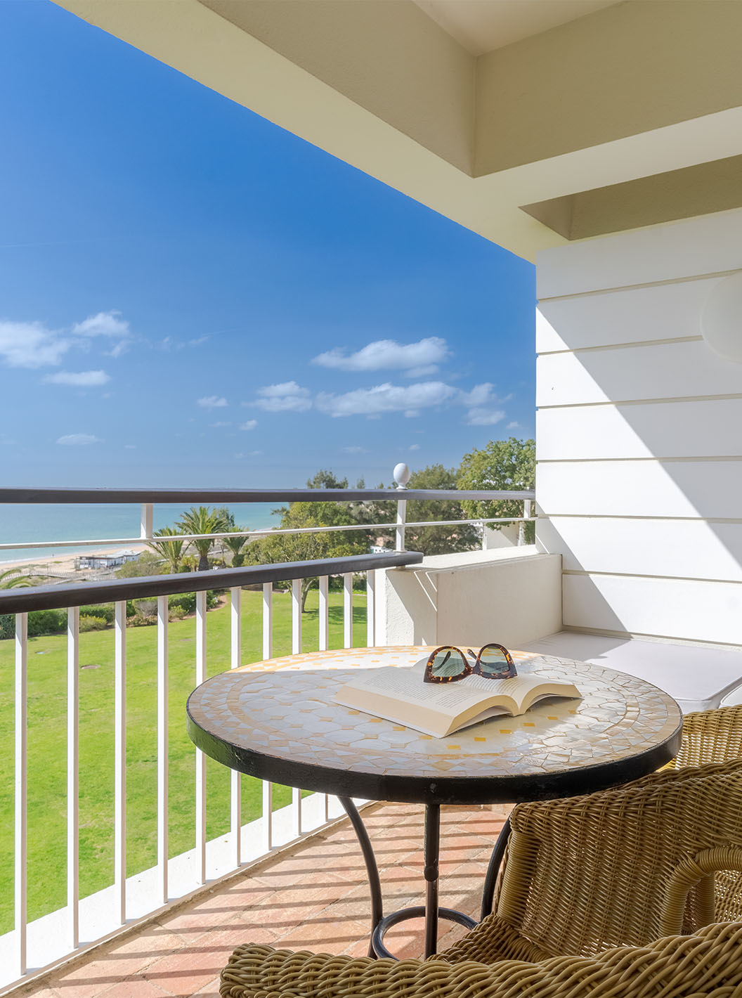 El Deluxe Vista Mar del Pestana Alvor Praia tiene terraza con sillas, mesa y sofá con vista al mar, playa y jardín