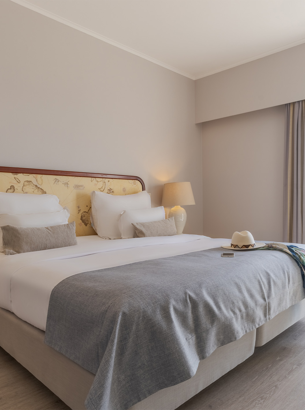 La Suite Luxo Vista Mar del Pestana Alvor Praia tiene cama matrimonial, mesa de noche con lámpara y ventanas con vista mar