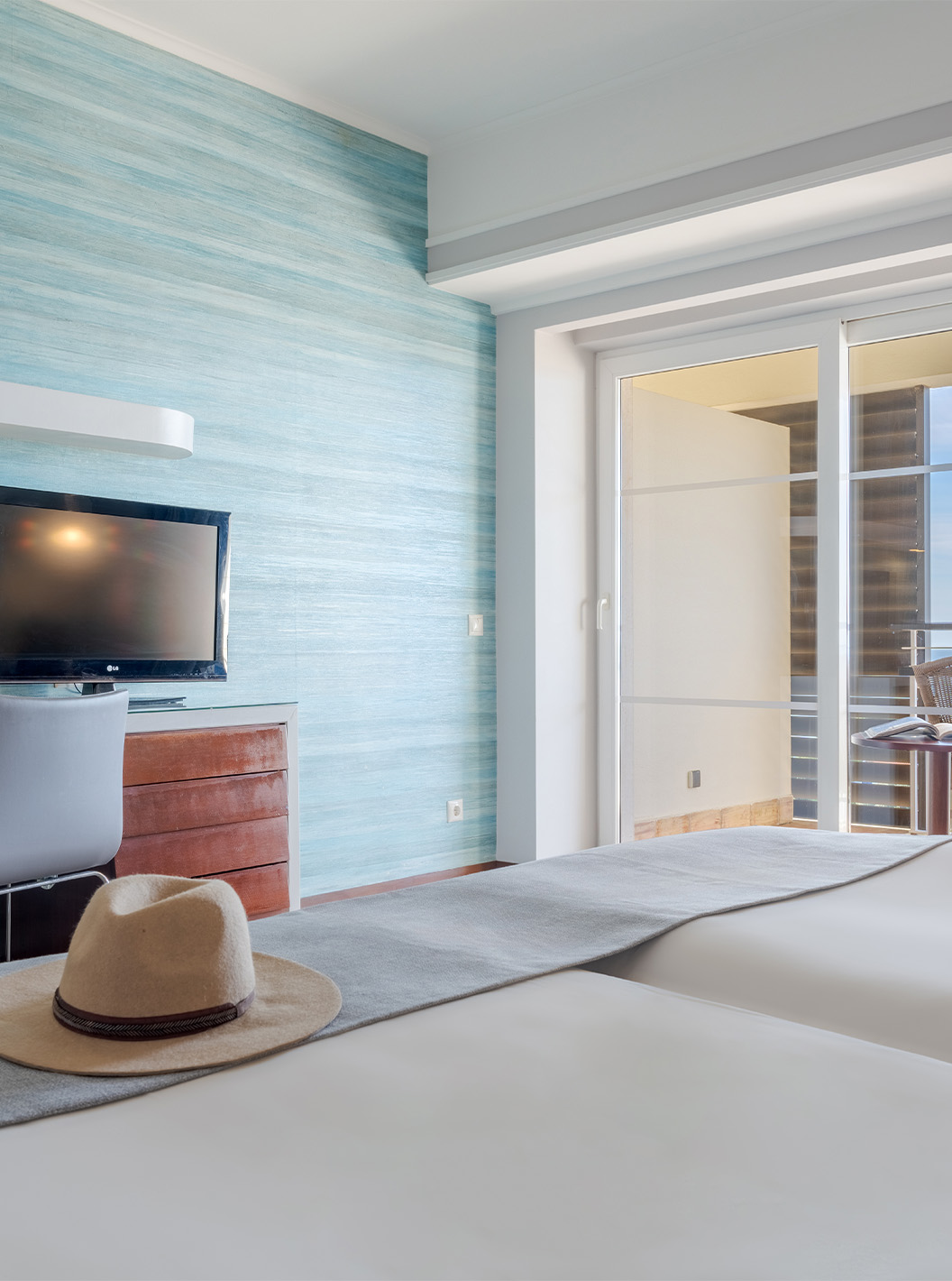 El Superior Vista Mar del Pestana Alvor Praia tiene dos camas juntas con sillón, televisión y terraza con vista al mar