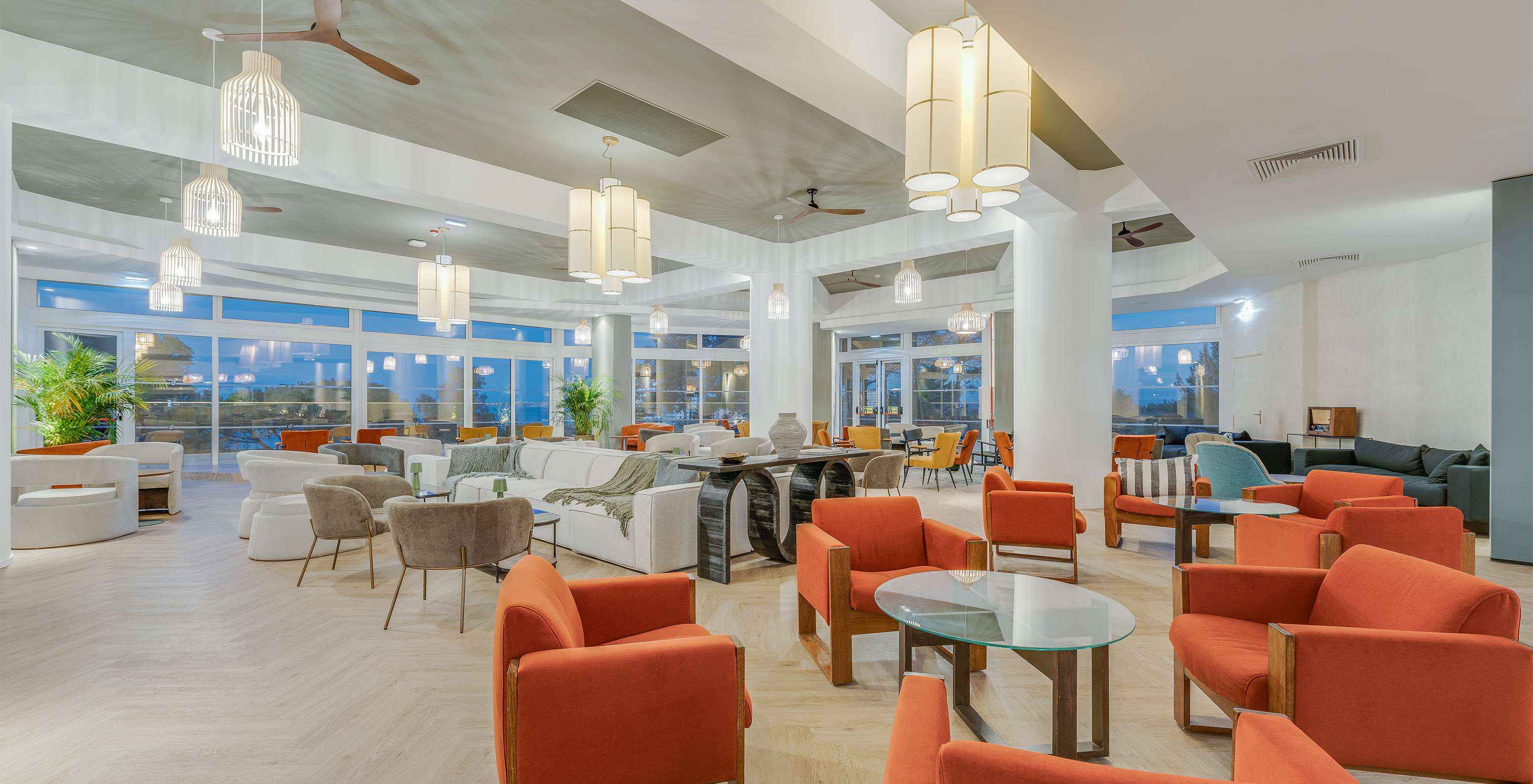 El bar Bubbles, del Hotel Todo Incluido en Algarve, tiene varias mesas donde puedes sentarte y beber una bebida o cóctel