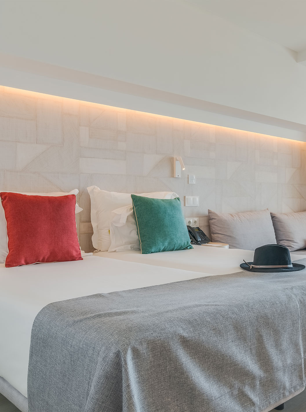 El Cuarto Clásico Vista Mar del Pestana Blue Alvor Beach tiene dos camas individuales con sábanas blancas y un sofá