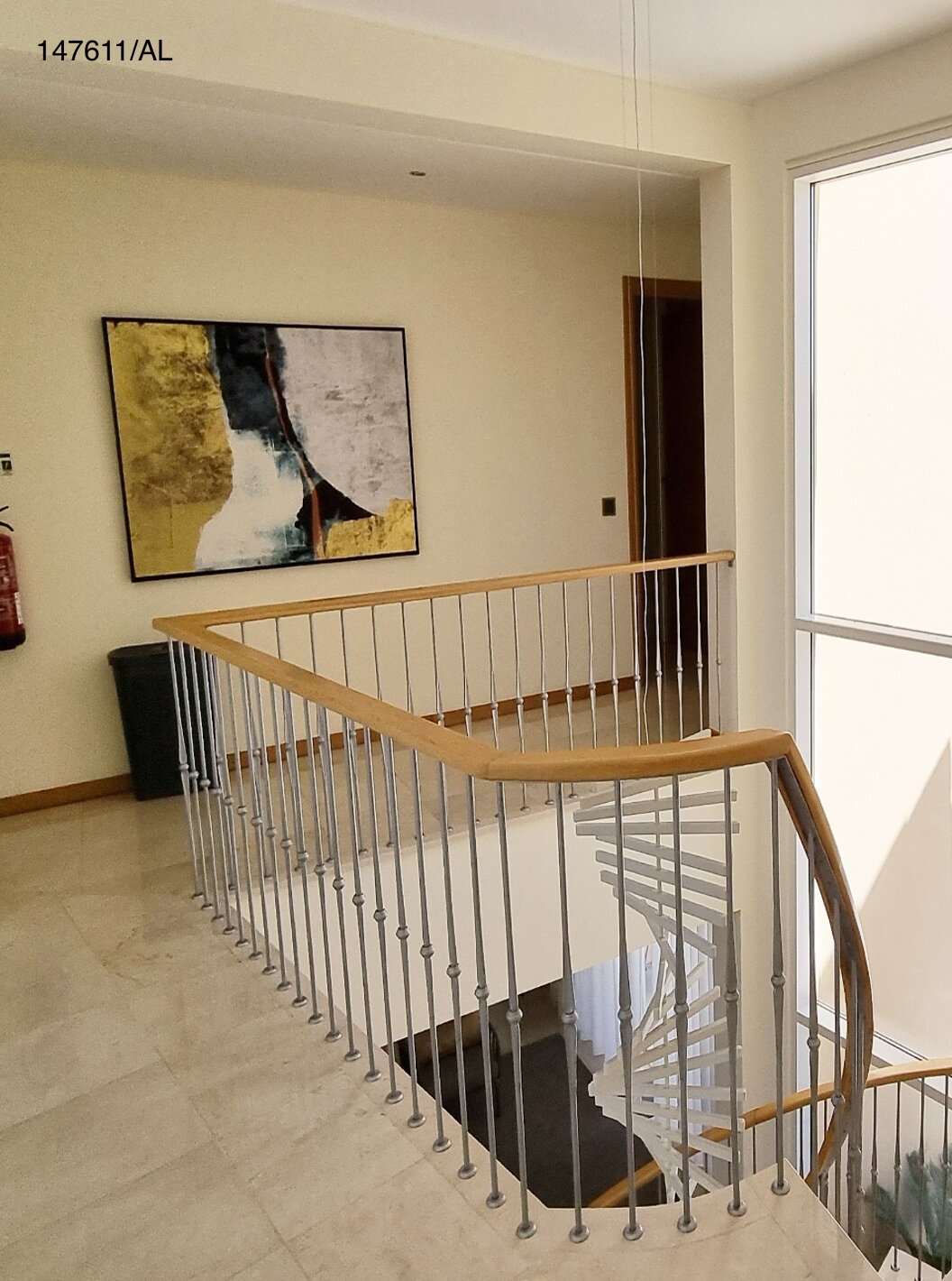 La villa Pestana Carvoeiro Golf V5 Superior tiene un hall con escaleras y vista a la piscina