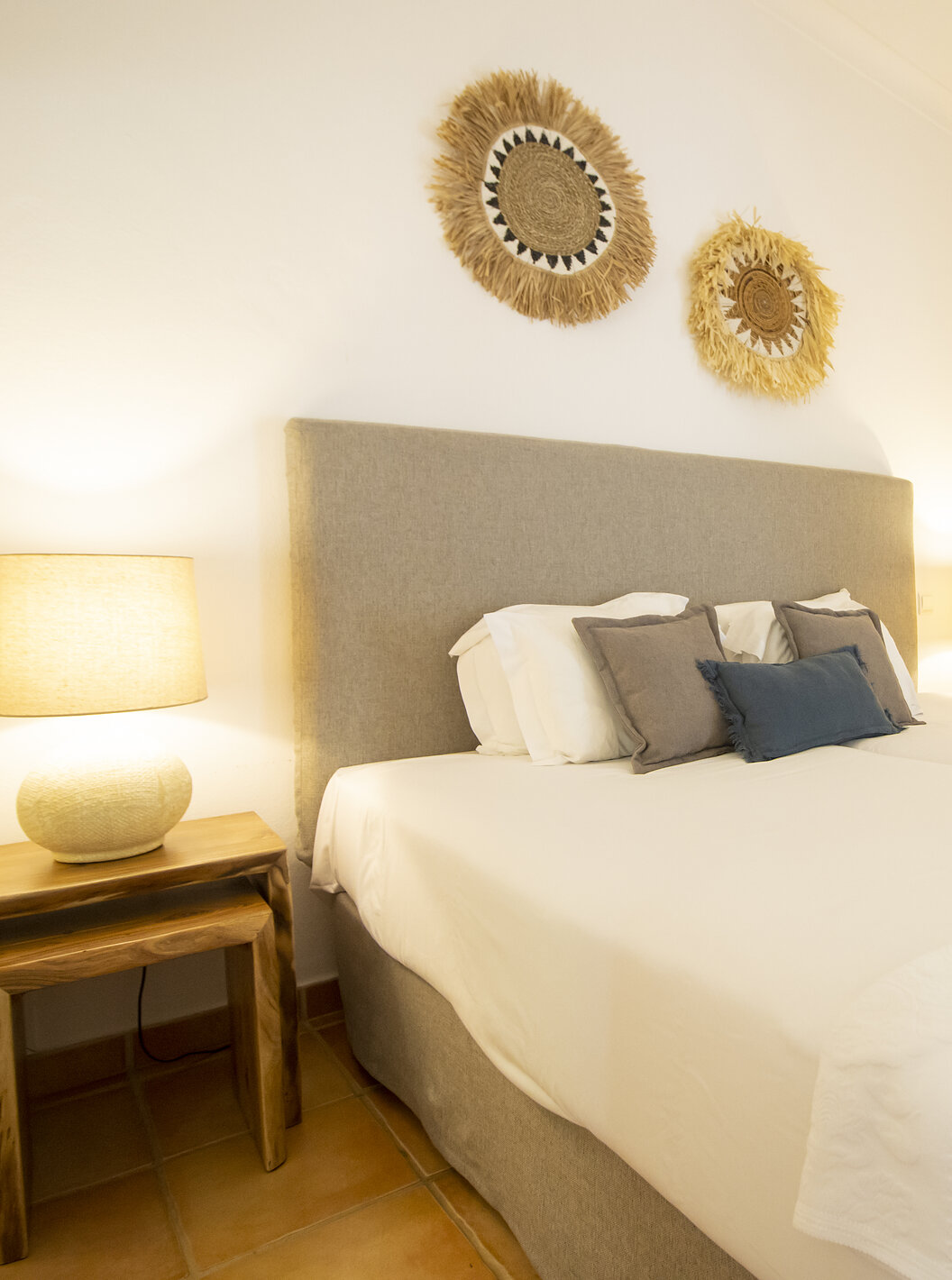 El Apartamento T2 Standard del Pestana Palm Gardens tiene una cama de casal con almohadas decorativas y cuadros decorativos