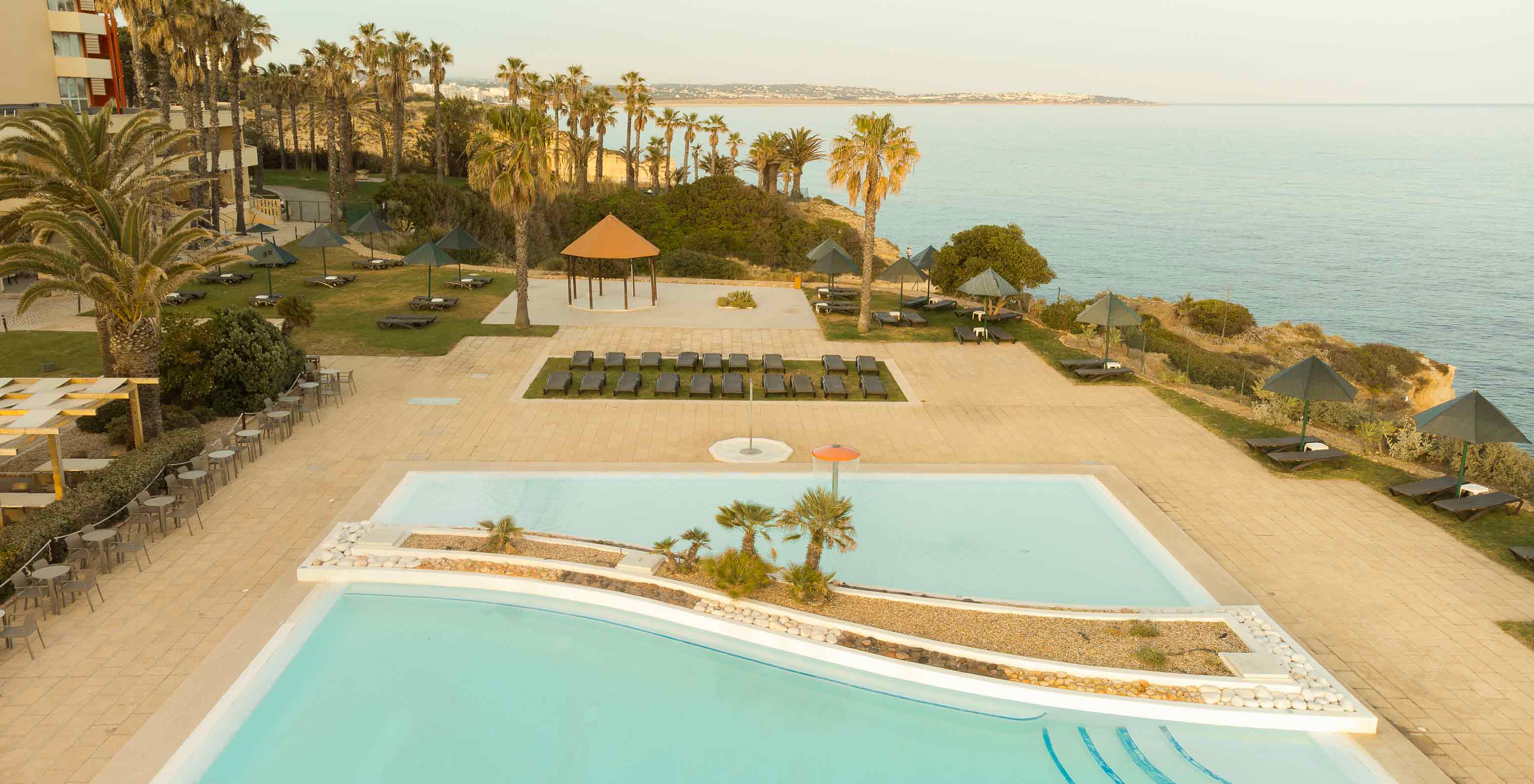 Piscina exterior del hotel Pestana Viking en el Algarve, donde los huéspedes disfrutan de vistas al mar