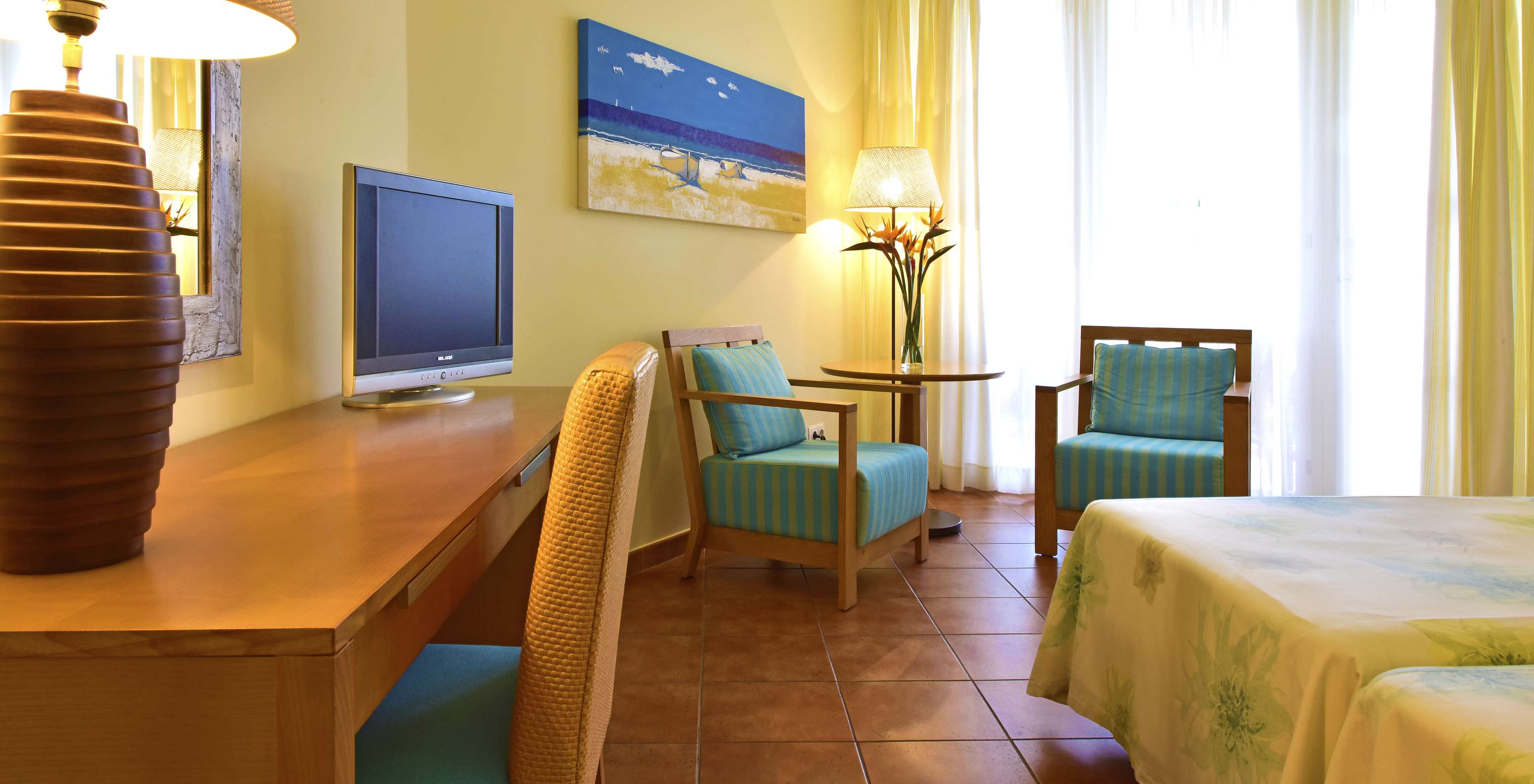 La Habitación Deluxe Superior Vista Mar del Pestana Viking cuenta con televisión, dos sillas con mesa y un escritorio