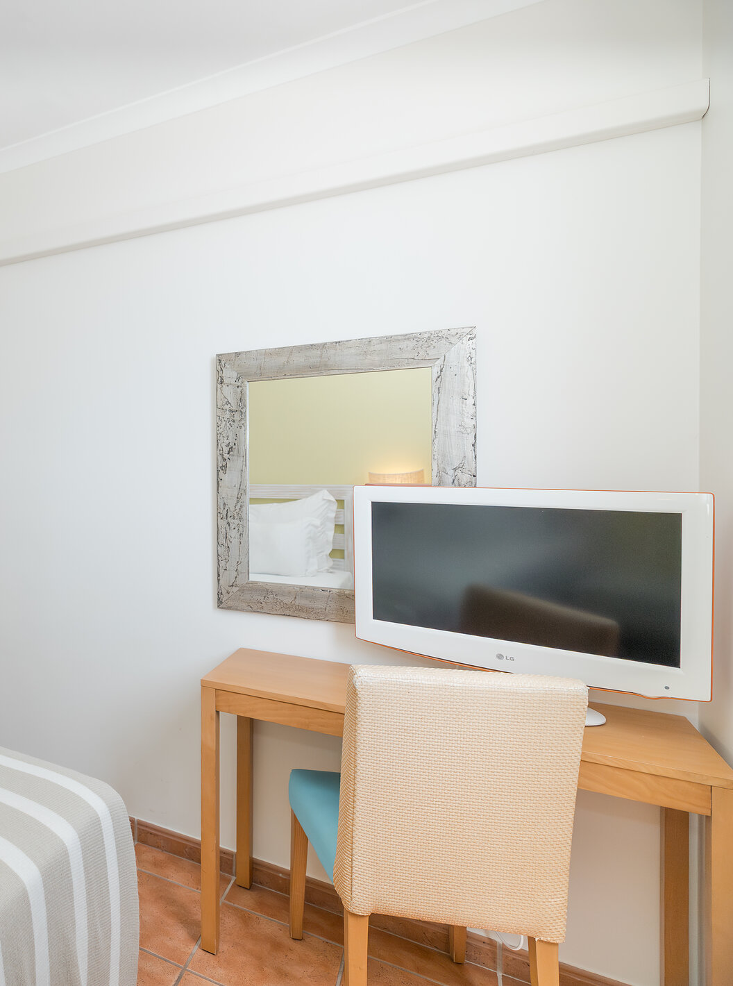 La Suite Vista Mar del Pestana Viking tiene cuarto con dos camas, aire acondicionado, escritorio y baño