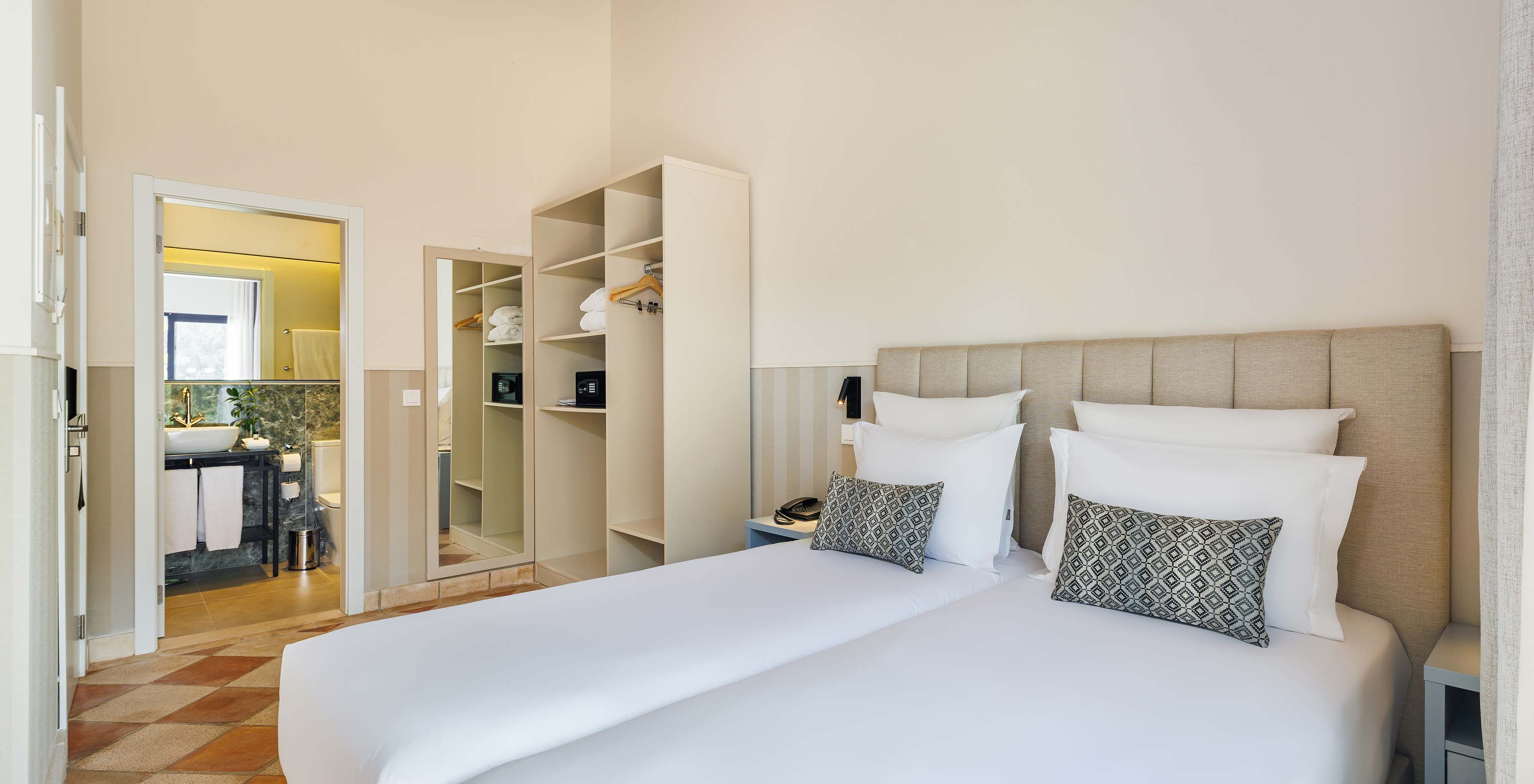 El Familiar Vista Jardín en Pestana Vila Sol - Vilamoura tiene dos camas individuales, espejo y baño