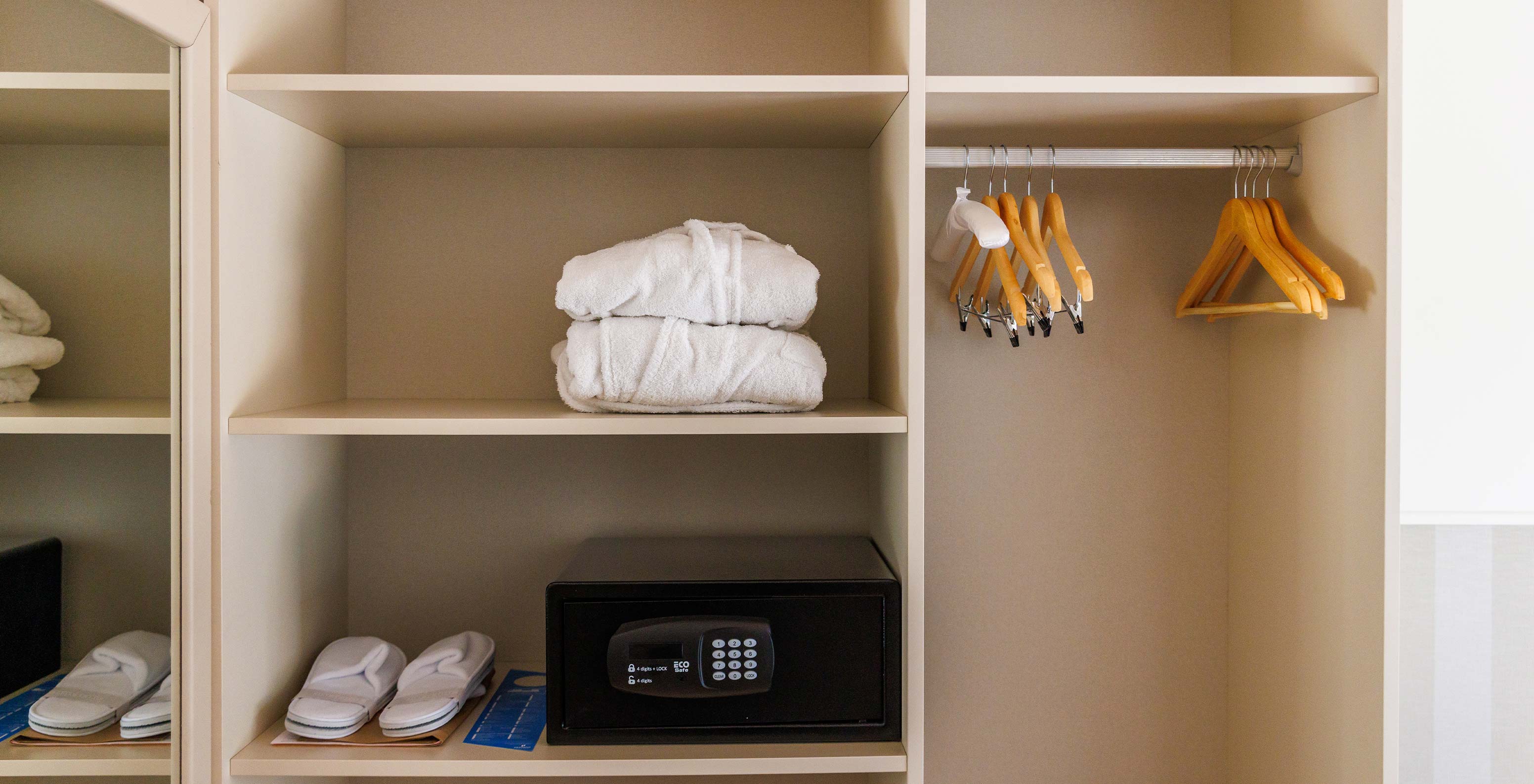 El Familiar Vista Jardín en Pestana Vila Sol - Vilamoura tiene armario con caja fuerte, dos albornoces y zapatillas