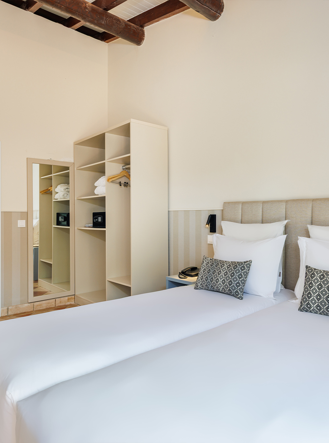 El Clásico Vista Jardín en Pestana Vila Sol - Vilamoura tiene dos camas individuales, espejo y baño