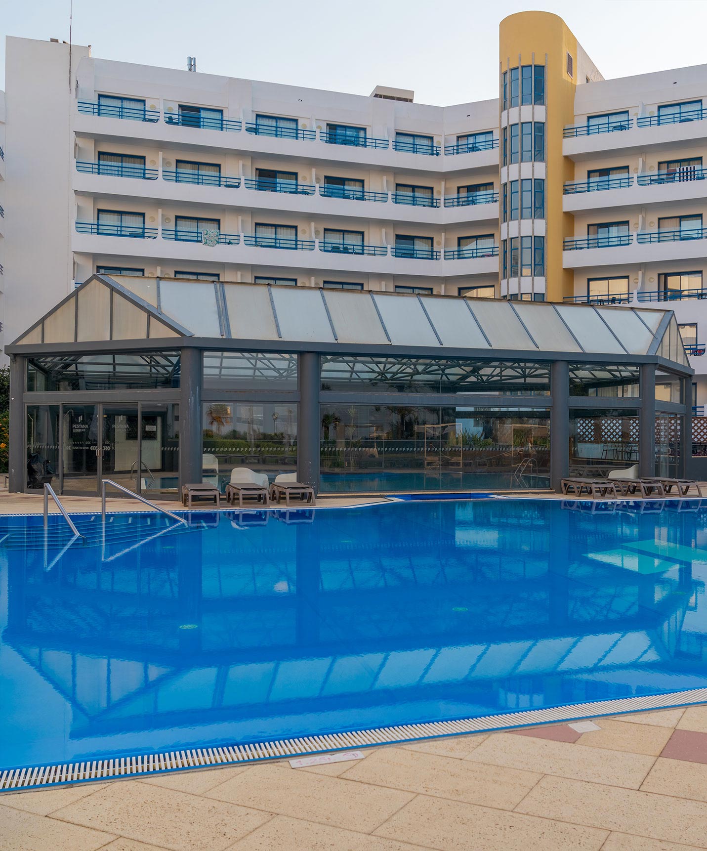 El Pestana Cascais, un hotel frente al mar con piscina y spa, tiene balcones con vistas al mar.