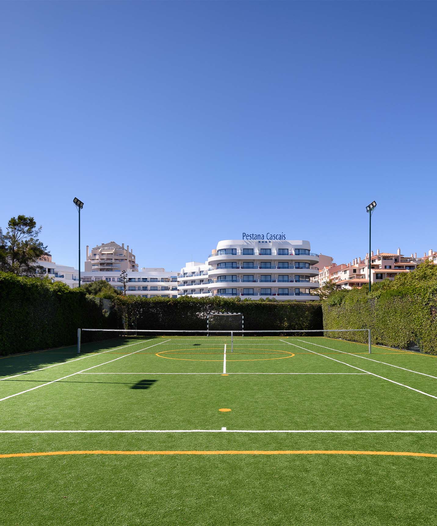 Pestana Cascais, un hotel frente al mar con piscina y spa, cuenta con una cancha de tenis gratuita