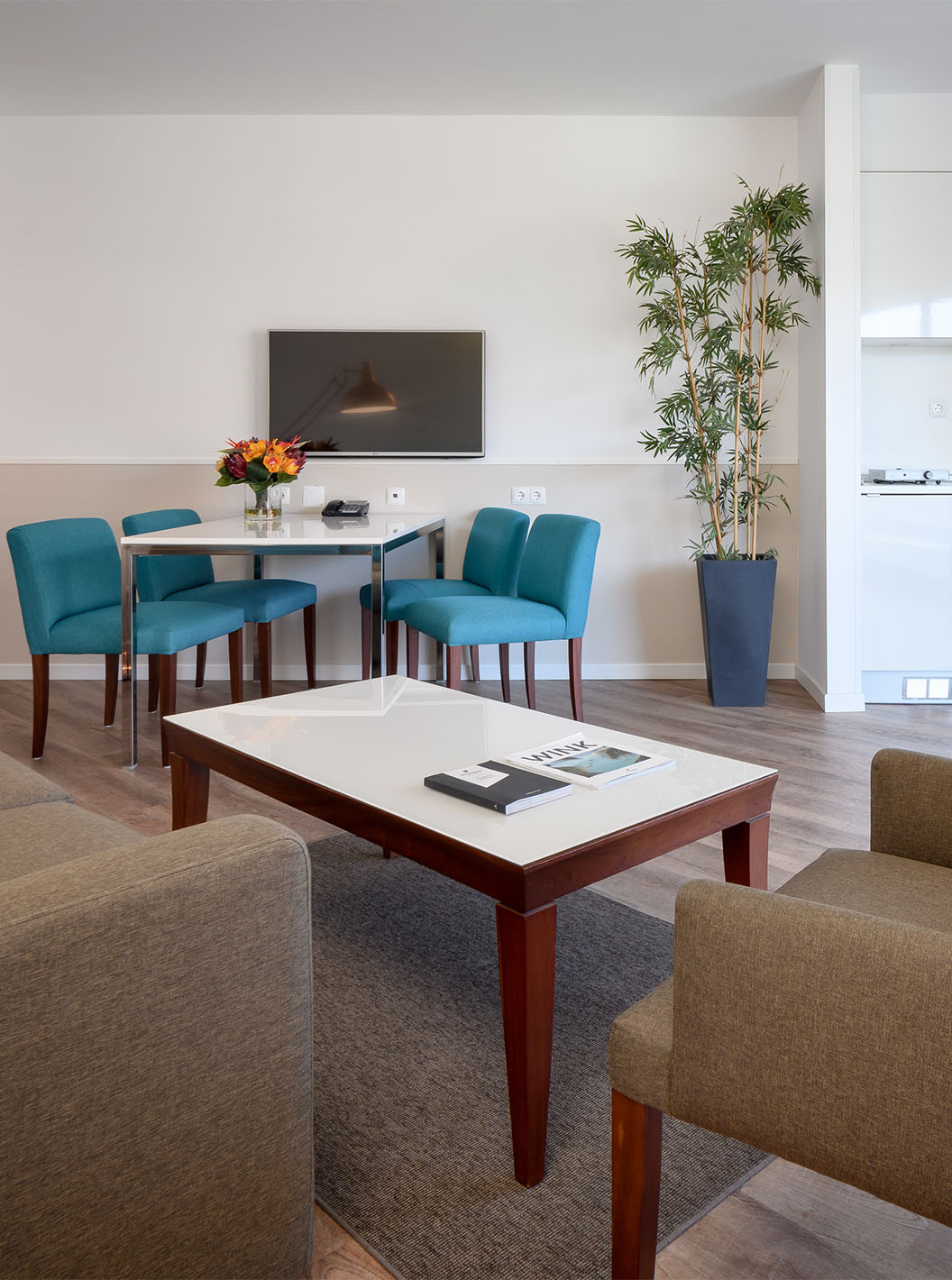 La Suite Deluxe del Pestana Cascais cuenta con sala de estar, sofá, mesa de centro, mesa de comedor y televisión