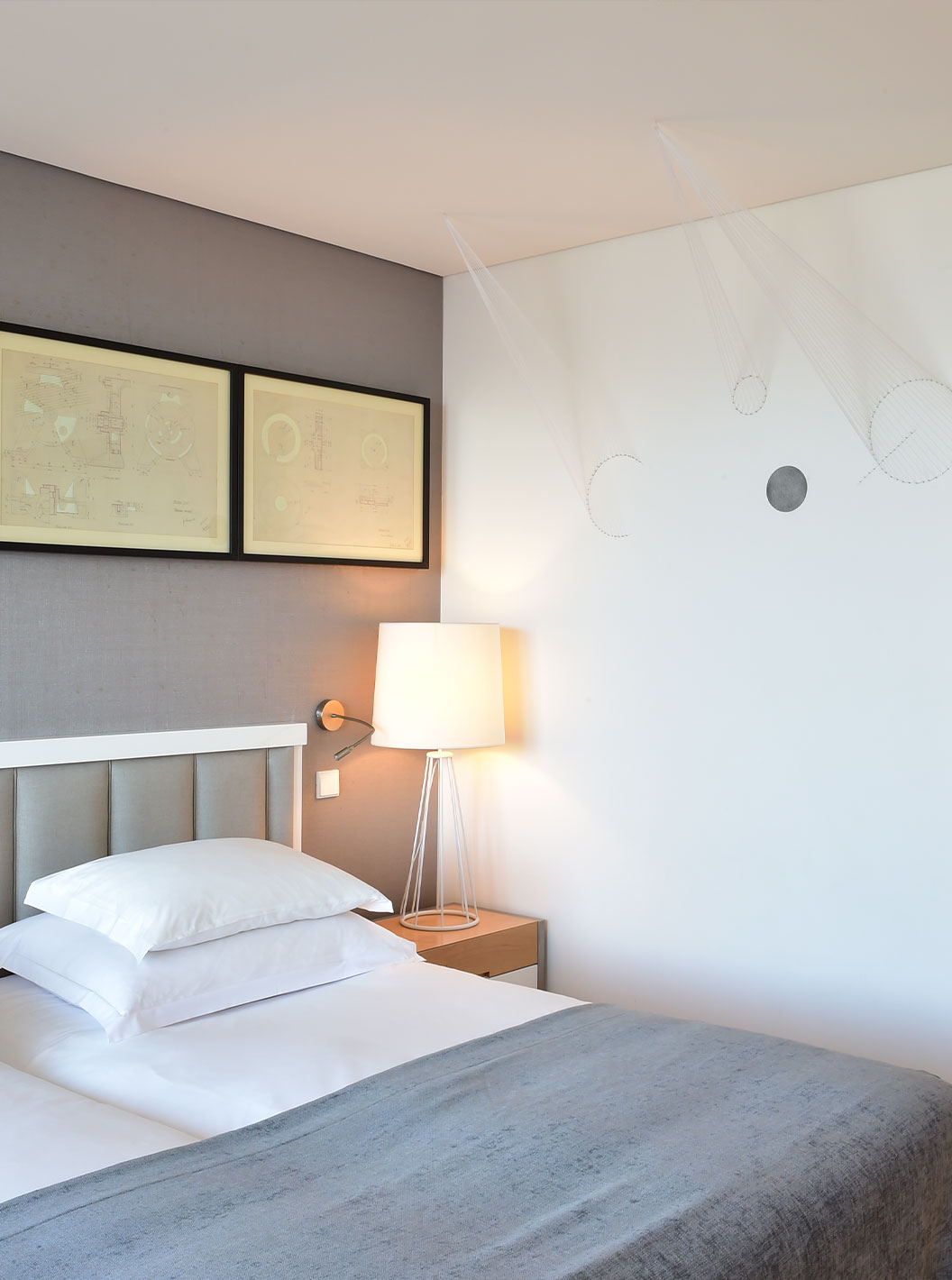 La Habitación Doble Art District del Pestana Cidadela Cascais tiene dos camas individuales, dos cuadros y una pared con arte