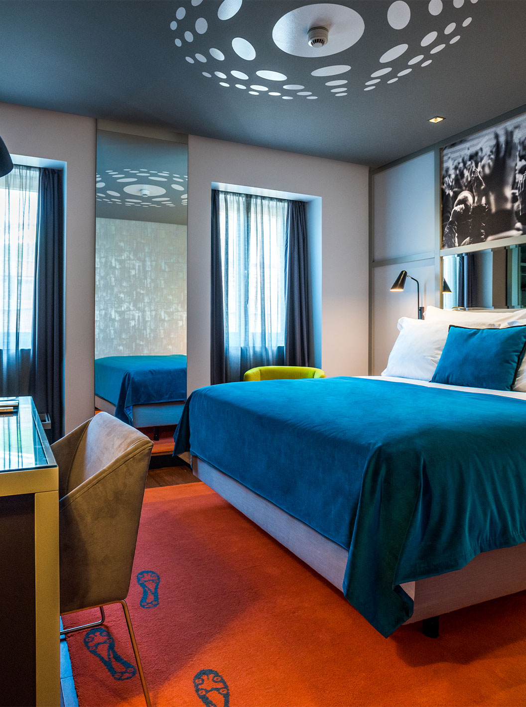 El Cuarto CR7 del Pestana CR7 Lisboa tiene una cama doble, un espejo y un escritorio