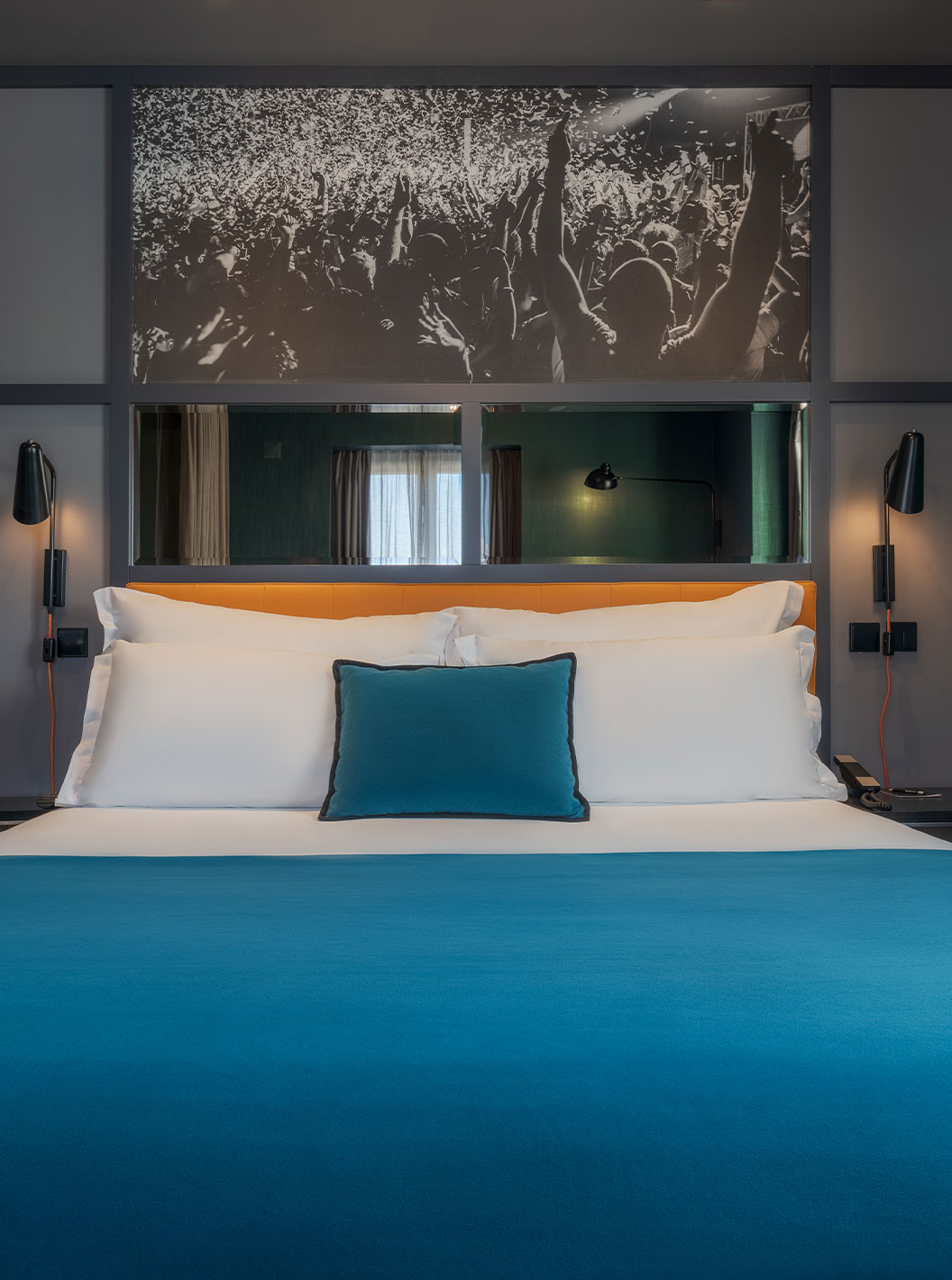 El CR7 Superior Corner del Pestana CR7 Lisboa tiene una cama doble y un espejo sobre la cama