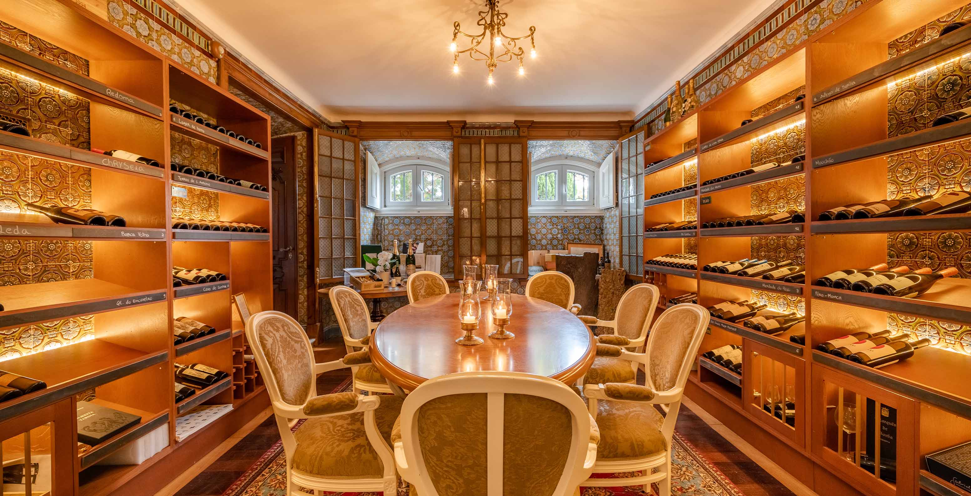 Boutique de Vinos con mesa en el centro y diseño de bodega en el Palace Lisboa Hotel en un Palacio en Lisboa