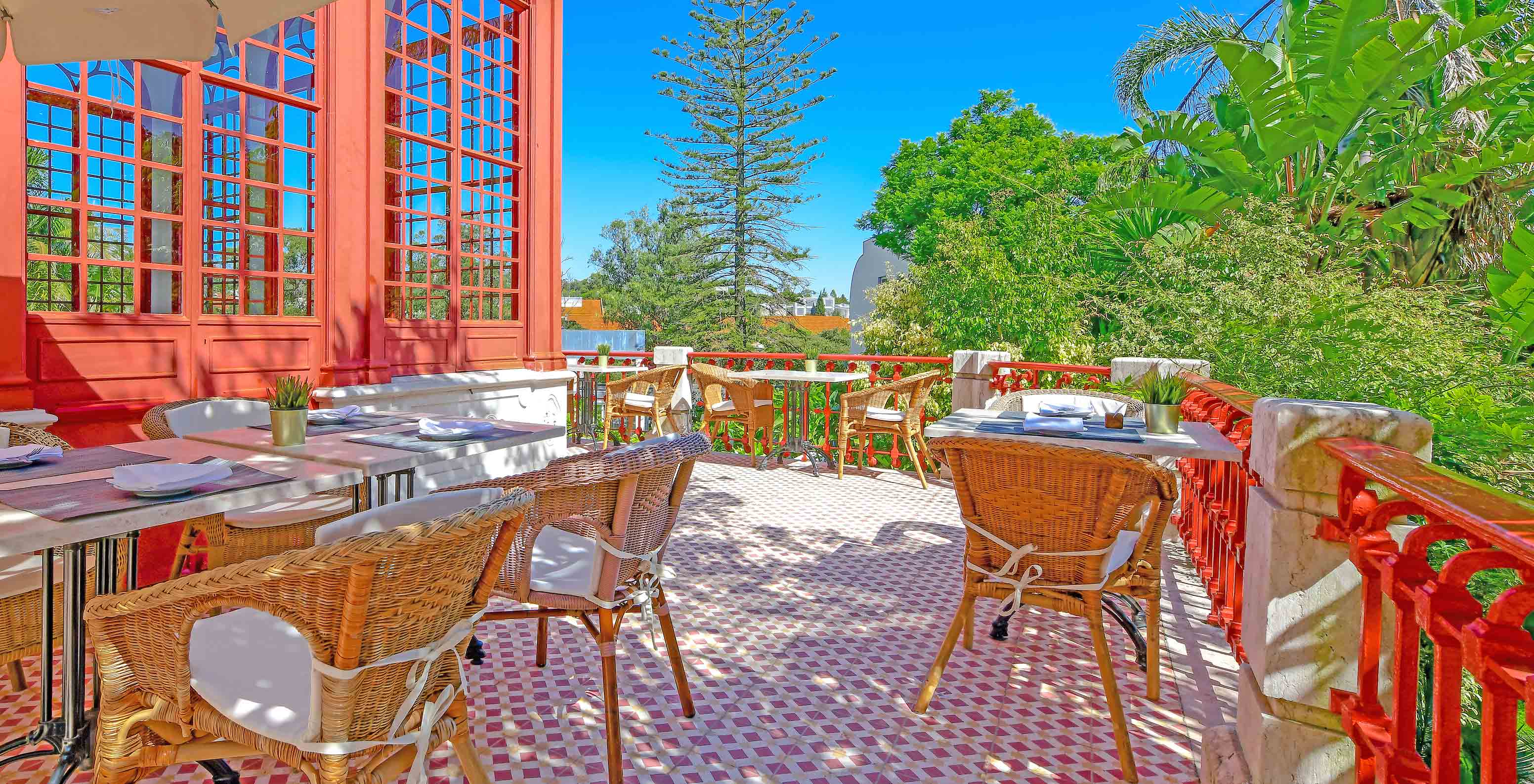El restaurante Casa do Lago, del hotel de 5 estrellas y Monumento Nacional, Pestana Palace, es un restaurante con terraza