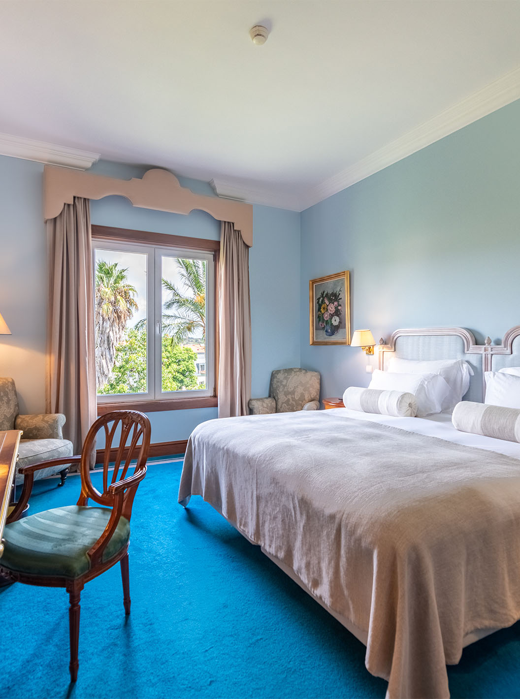 El Premium Garden del Pestana Palace Lisboa tiene una cama con mesas de noche, escritorio y ventana con vista al jardín