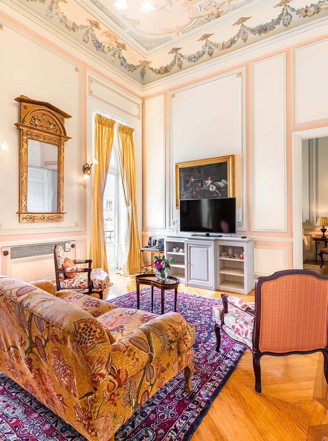 La Suite D. Amélia del Pestana Palace Lisboa tiene una sala de estar con sofá, sillas, televisión y dos grandes ventanas