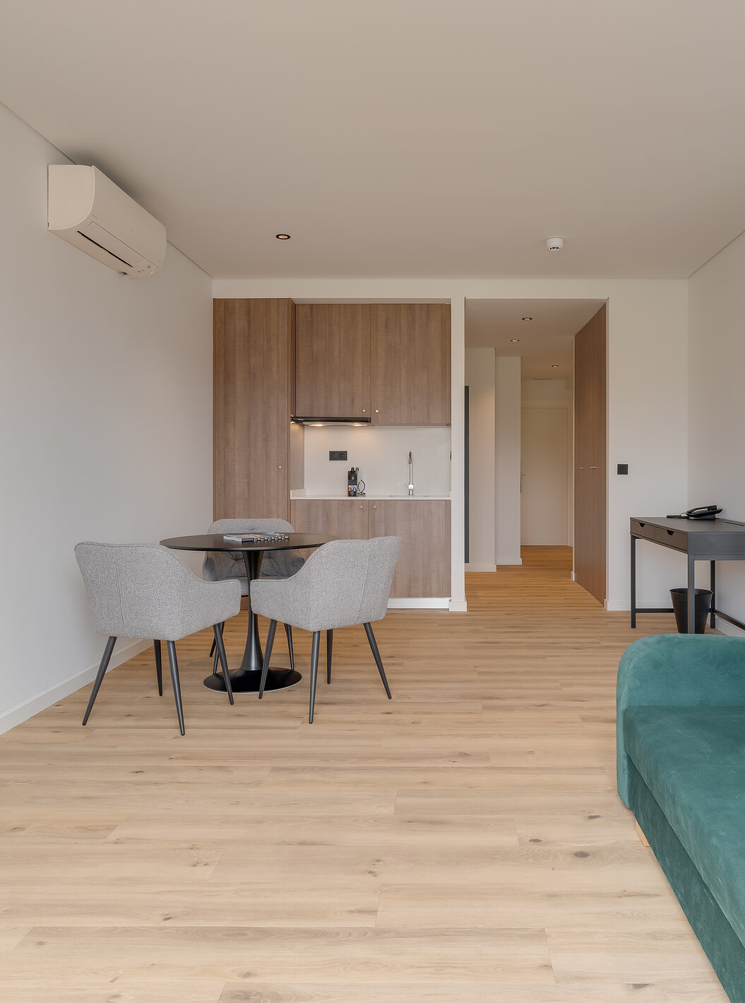 El Familiar con Terraza - Clubhouse del Pestana Sintra Golf tiene un sofá, televisión, aire acondicionado, mesa y kitchenette