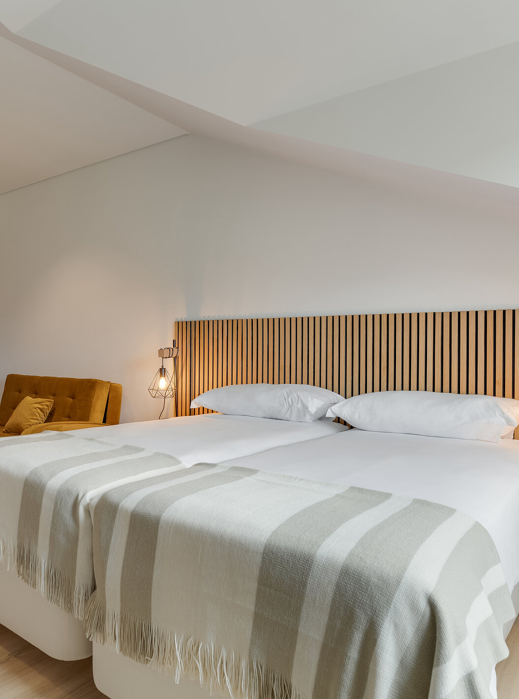 El Familiar - Clubhouse del Pestana Sintra Golf tiene dos camas con cabecero de madera, un sofá y kitchenette