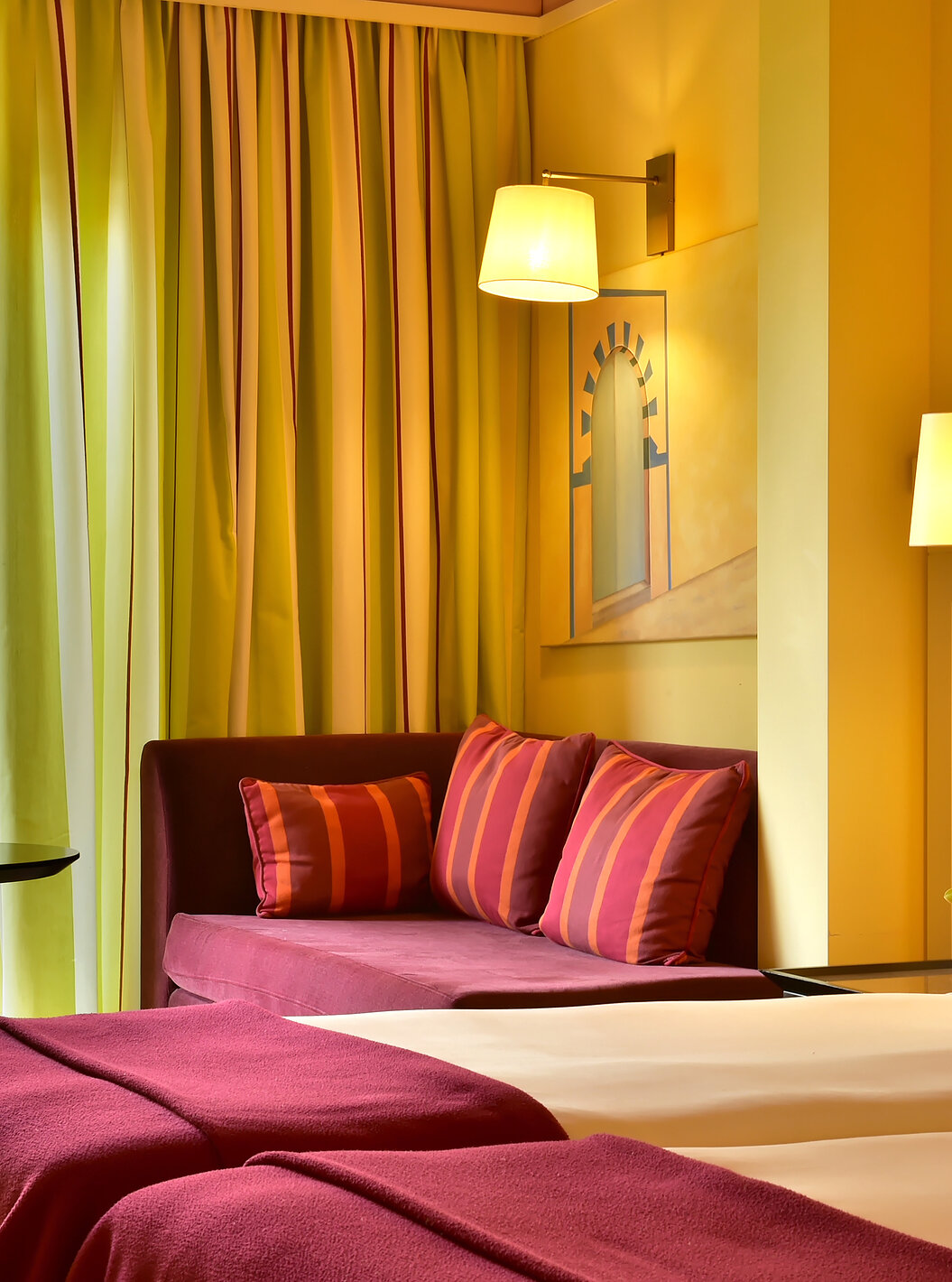 El Duplo Superior del Pestana Sintra Golf tiene dos camas, un sofá con mesa de apoyo y ventana con cortinas