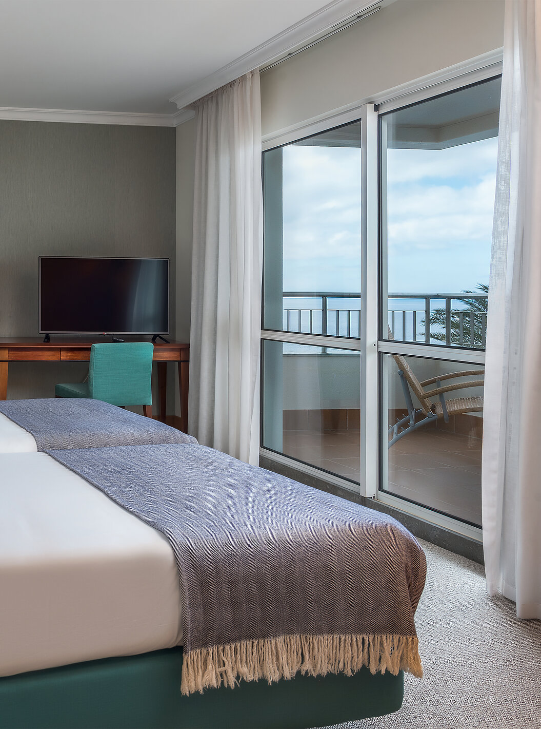 La Standard Suite Vista Mar del Pestana Grand tiene dos camas individuales, televisor y escritorio