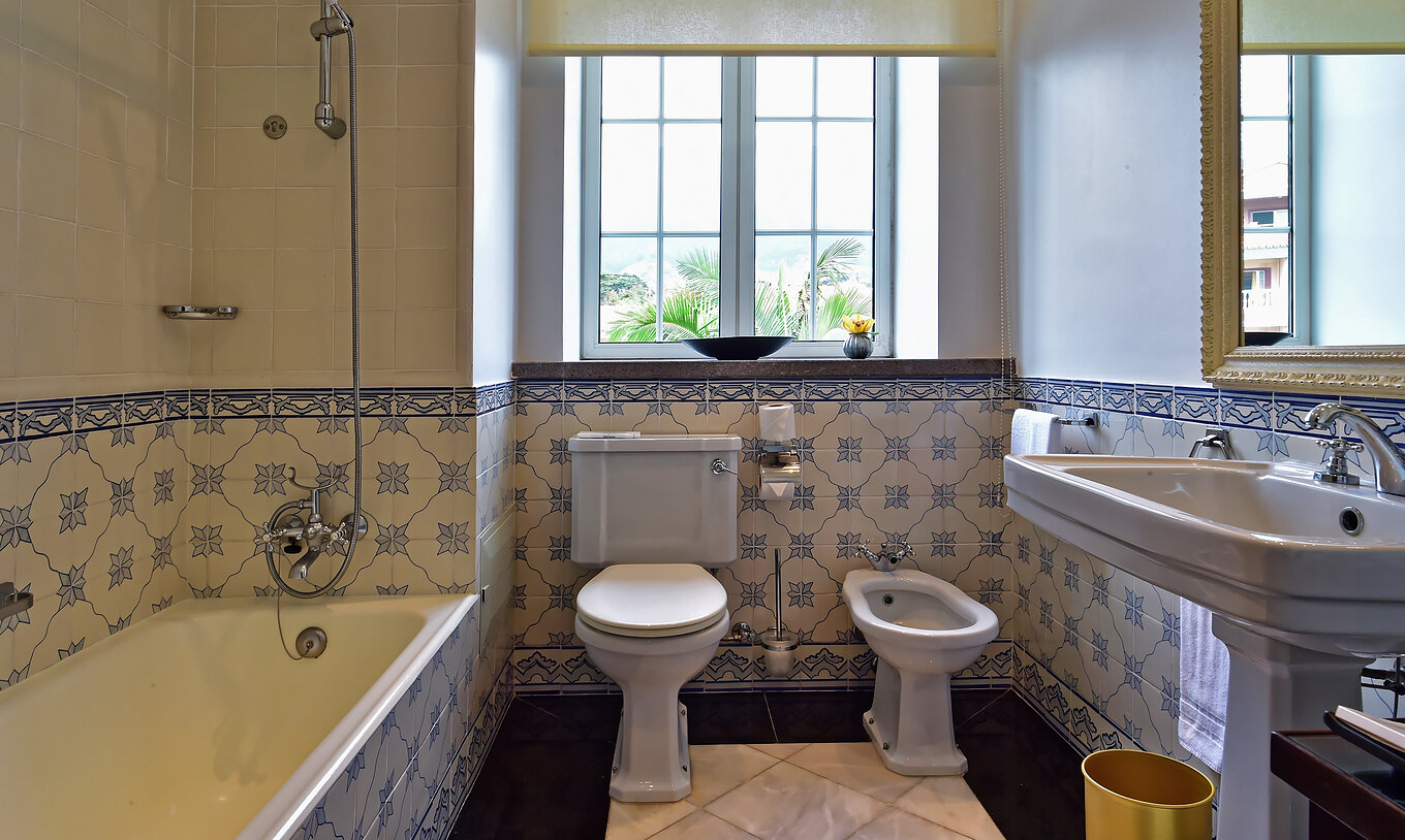 La Suite Miramar del Pestana Miramar tiene un baño con azulejos con flores azules, bañera, sanitario, bidé y lavabo