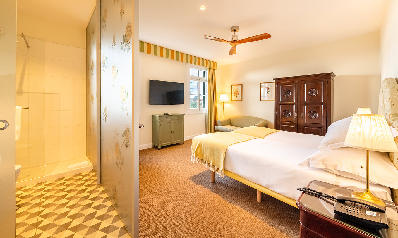 La Full Manor House del Pestana Quinta do Arco tiene dos camas, armario de madera, ventilador y separación con el baño