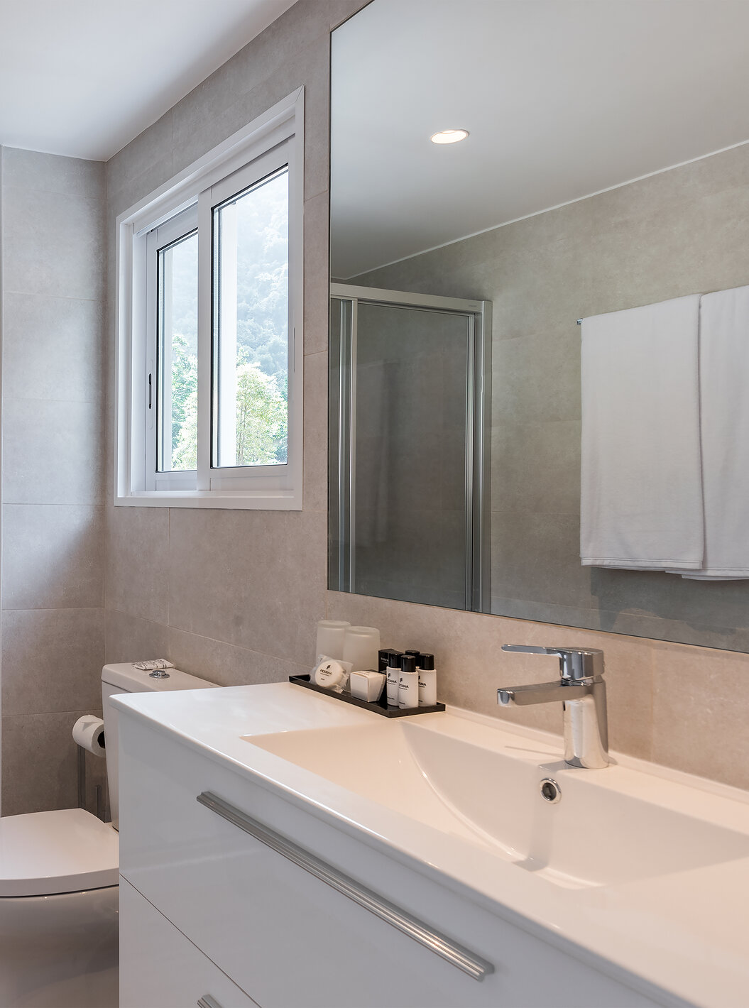 El Estudio - Vista jardín del Pestana Quinta do Arco tiene baño con ducha, inodoro, lavabo con espejo grande y ventana