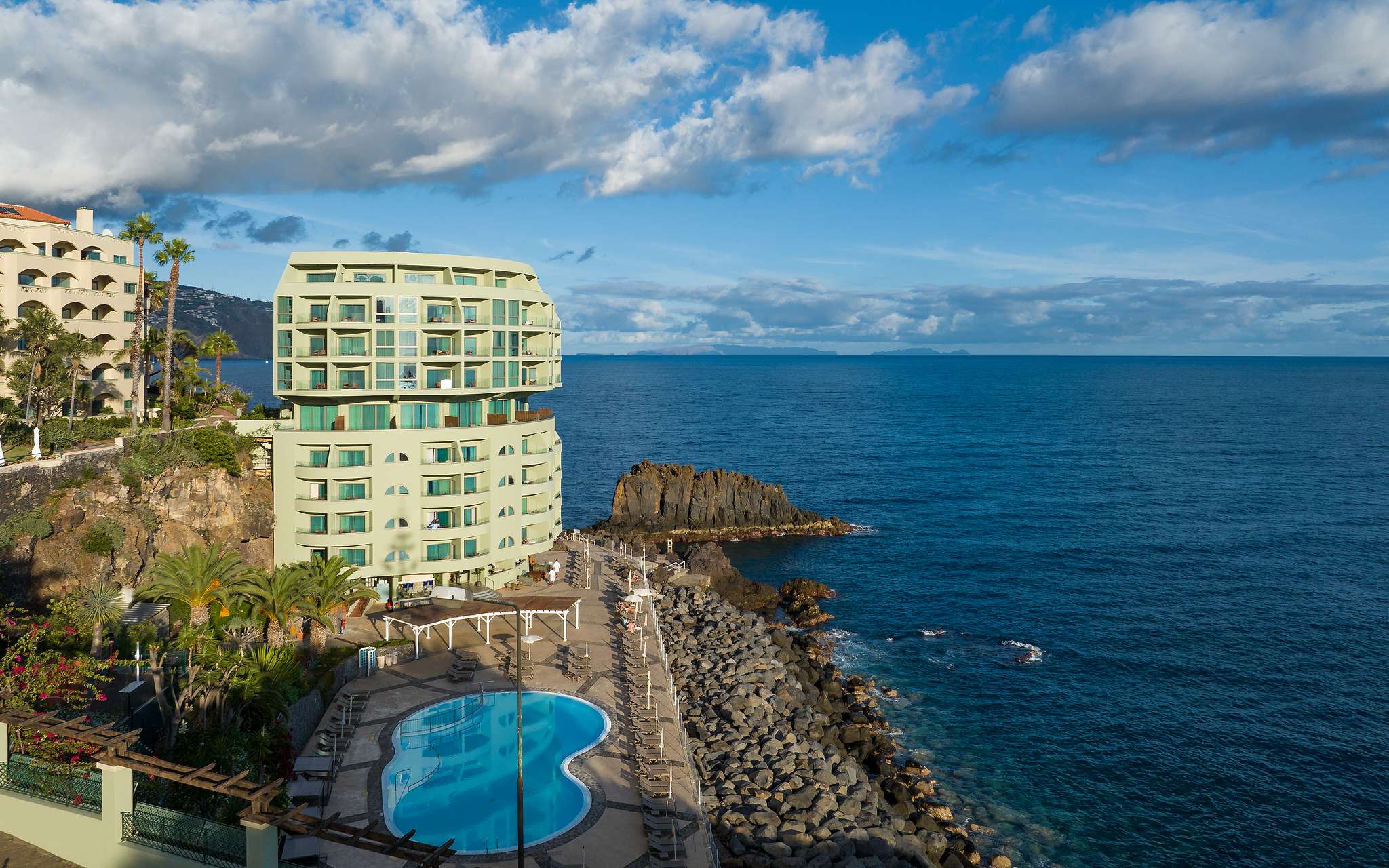 Vista panorámica exterior de Pestana Vila Lido Madeira, un hotel de 5 estrellas en Funchal junto al mar, con piscina