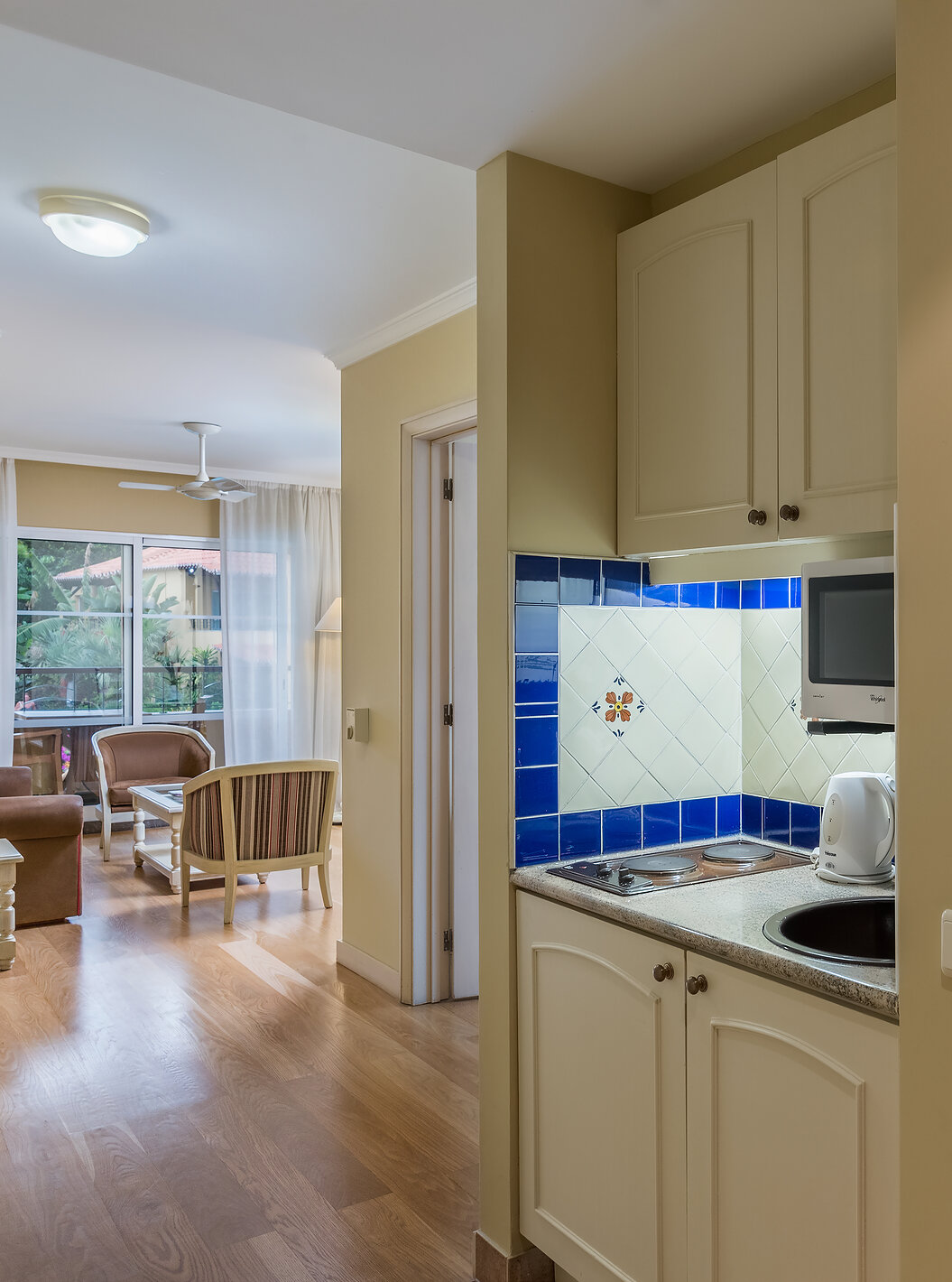 El Superior Familiar del Pestana Village tiene una cocina con fogones, un baño y una sala de estar