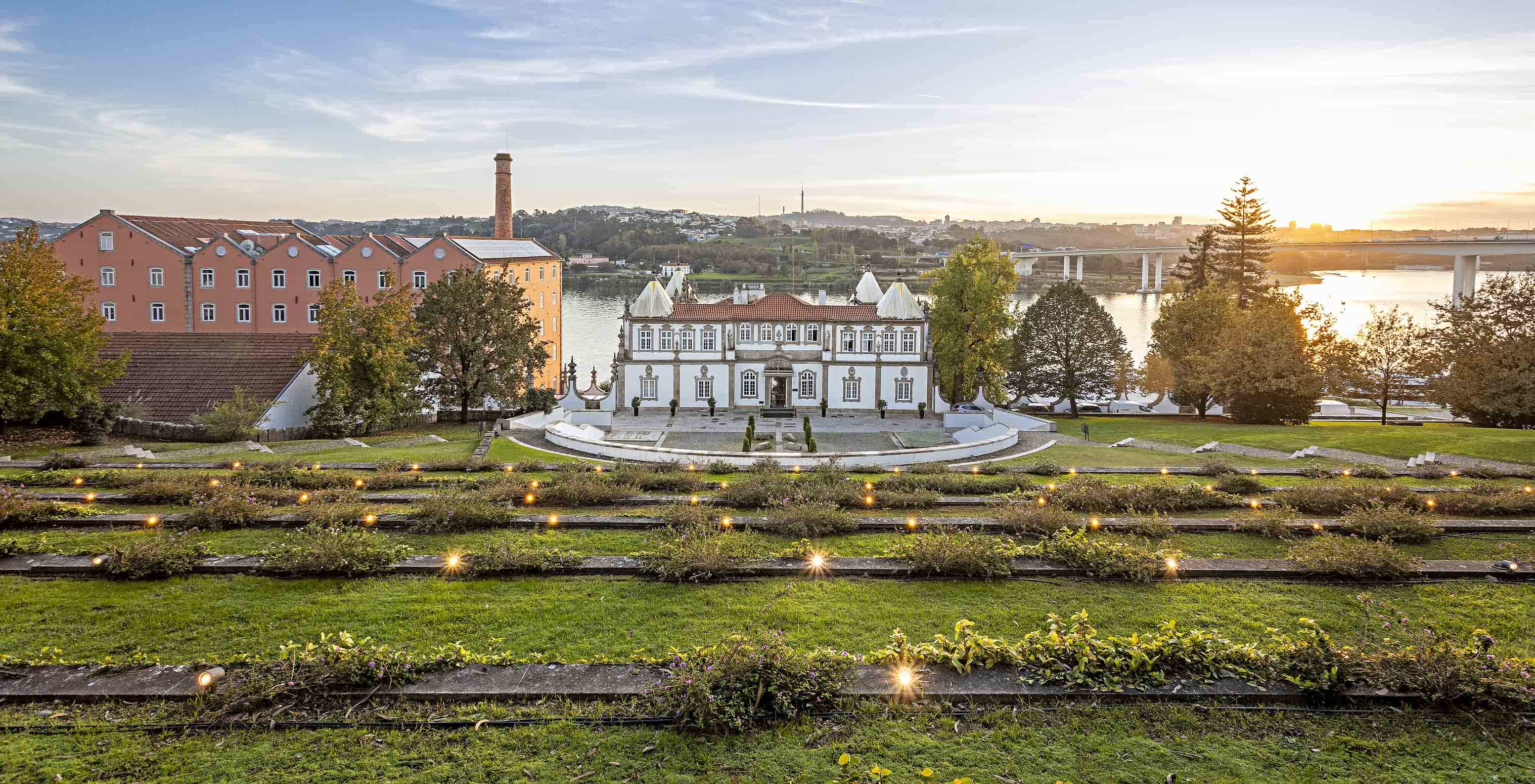 Vista panorámica del Pestana Palácio do Freixo, con jardines al frente y el río Duero detrás