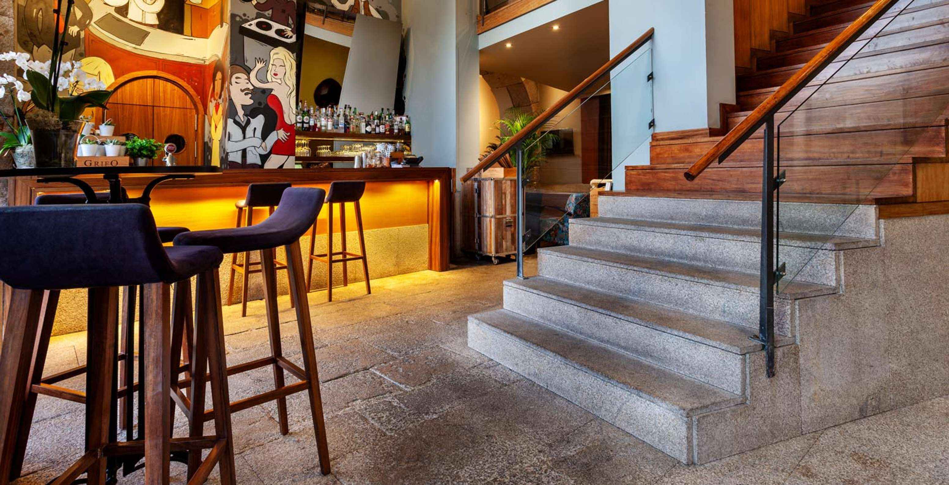 Bar con paredes decoradas, cerca de las escaleras del Pestana Vintage Porto, un Hotel en la Praça da Ribeira