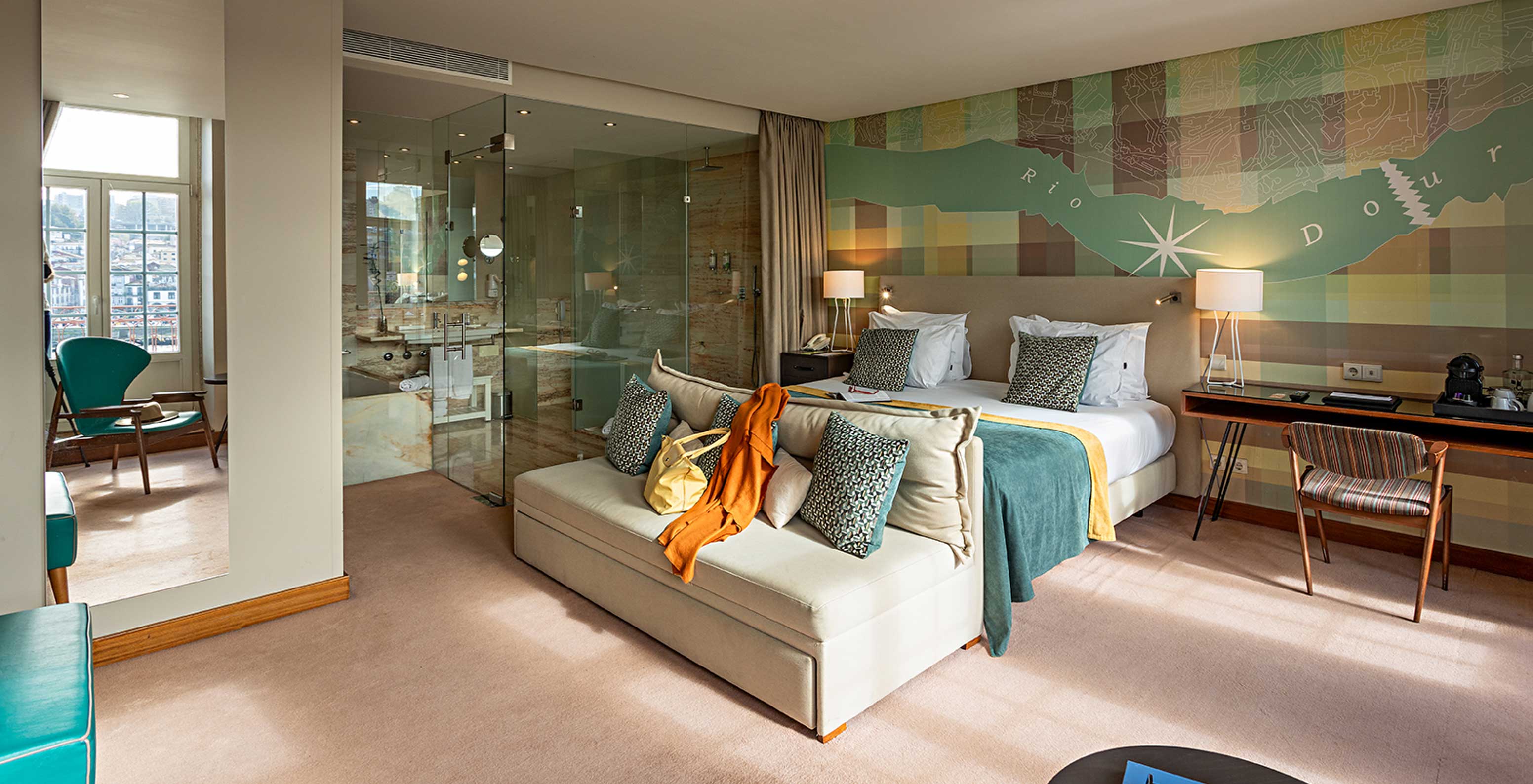 El Vintage Grand View Balcony del Pestana Vintage Porto tiene una cama doble, un sofá, un escritorio y un espejo