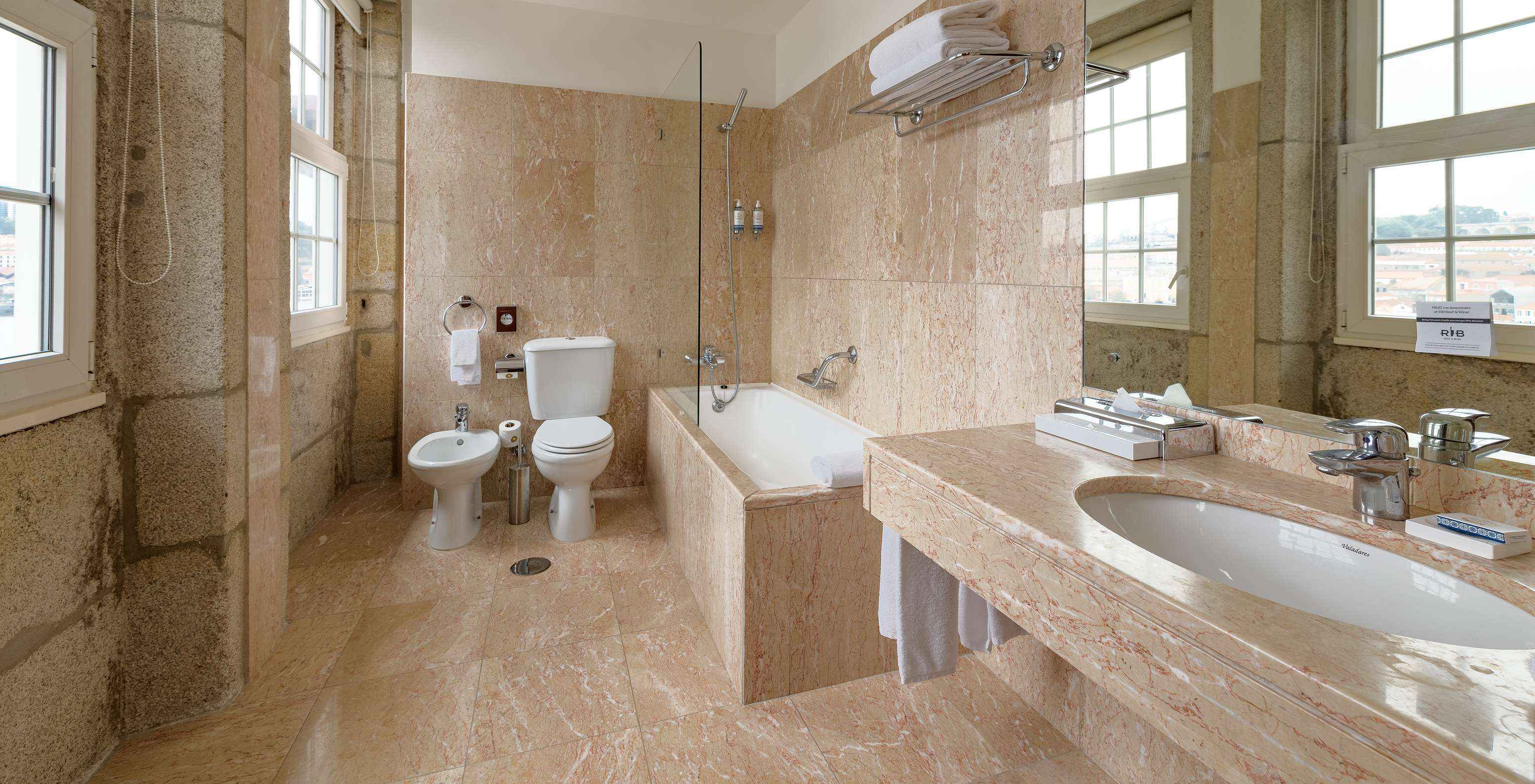 El Vintage Grand View del Pestana Vintage Porto tiene un baño amplio, con bañera, inodoro, lavabo y bidé