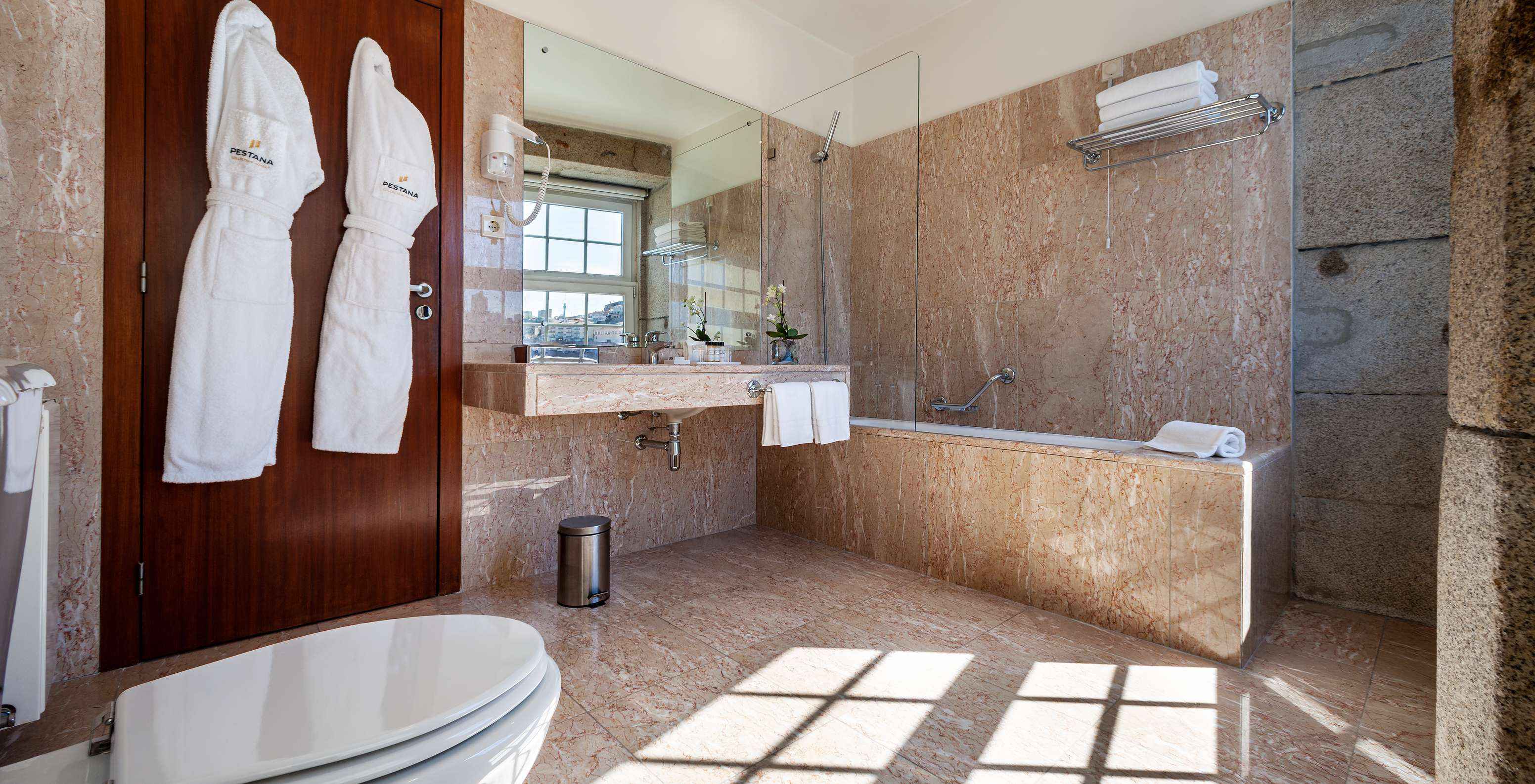 El Plaza del Pestana Vintage Porto tiene un baño con bañera, dos albornoces, lavabo y secador de pelo